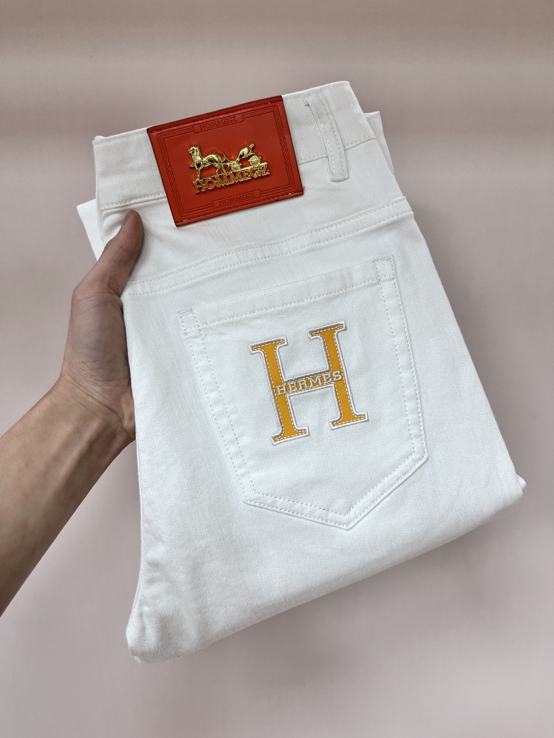 NO:140009,The main recommendation Hermes 2025 spring exclusively offers new Hermes trendy men's fashionable casual jeans, new spring pants, high-end European version original single trendy fashionable casual trousers, high breathability and comfort, impeccable details, brand element design concept, reflecting high quality. It presents casual cut, and the upper body style is superb!  Number of codes 29-38 H2025 new model first release, hermes, hermes, jeans, alexander wang19860909主推 Hermes 2025春季独家专供新款爱马仕潮男时尚休闲牛仔裤,春季新款裤子 高端欧版原单潮流时尚休闲裤子 透气舒适度高,细节无可挑剔,品牌元素设计理念,体现高品质.呈现休闲裁剪,上身版型超赞！ 码数29-38 H2025新款首发,,hermes,hermes,jeans,alexander wang,Men's clothing