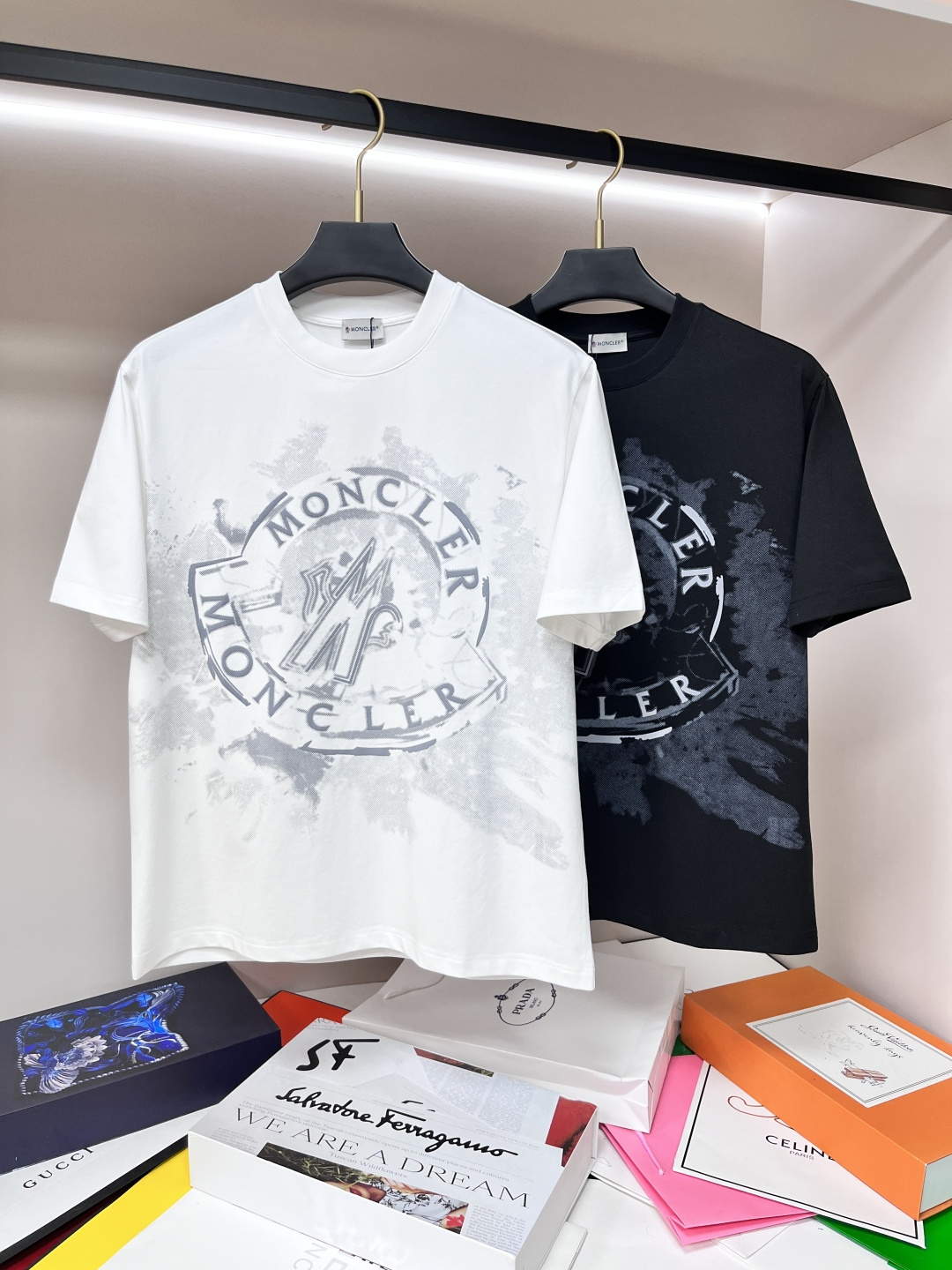 NO:137517,The main recommendation Moncler is exclusively designed for spring new styles of masked fashion casual round neck short sleeves, pure cotton fabric original single craft high-end European version original single T-shirt, trendy and fashionable casual half-sleeved, breathable and comfortable, impeccable details, brand element design concept, reflecting high quality. It presents casual cut, and the upper body style is superb!  M-3XL H2025 new model debut, christian louboutin, Moncler, T-shirt, tees, t-shirt, alexander wang19860909主推 Moncler 独家专供春季新款蒙口时尚休闲圆领短袖,纯棉面料原单工艺高端欧版原单T恤,潮流时尚休闲半袖 透气舒适度高,细节无可挑剔,品牌元素设计理念,体现高品质.呈现休闲裁剪,上身版型超赞！码数M-3XL H2025新款首发,,christian louboutin,Moncler,T-shirt,tees，t-shirt,alexander wang,Men's clothing