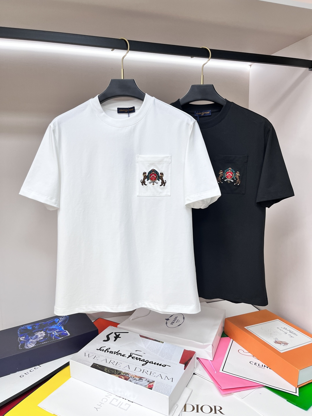 NO:137519,The main recommendation LV is exclusively designed for spring new donkey brand fashionable casual round neck short sleeves, pure cotton fabric original single craft high-end European version original single T-shirt, trendy and fashionable casual half-sleeved, breathable and comfortable, impeccable details, brand element design concept, reflecting high quality. It presents casual cut, and the upper body style is superb!  Code Number M-3XL H2025 new model first release, louis vuitton,louis vuitton,t-shirt,tees,t-shirt,alexander wang19860909主推 LV 独家专供春季新款驴牌时尚休闲圆领短袖,纯棉面料原单工艺高端欧版原单T恤,潮流时尚休闲半袖 透气舒适度高,细节无可挑剔,品牌元素设计理念,体现高品质.呈现休闲裁剪,上身版型超赞！码数M-3XL H2025新款首发,,louis vuitton,louis vuitton,T-shirt,tees，t-shirt,alexander wang,Men's clothing