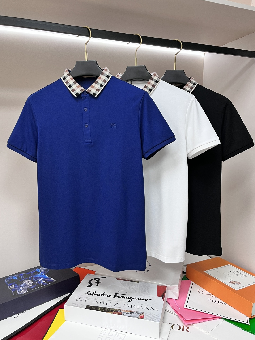 NO:137510,The main recommendation Burberry is exclusively designed for the new autumn Burberry fashion casual lapel short sleeves, high-density cotton fabric, high-end needle embroidery, high-end European version original single T-shirt, trendy and fashionable casual half-sleeved, breathable and comfortable, impeccable details, brand element design concept, reflecting high quality. It presents casual cut, and the upper body style is superb!  Code Number M-3XL H2025 new model first launch, burberry, burberry, T-shirt, tees, t-shirt, alexander wang19860909主推 Burberry 独家专供秋季新款巴宝莉时尚休闲翻领短袖,高密度纯棉面料,高级密针刺绣、高端欧版原单T恤,潮流时尚休闲半袖 透气舒适度高,细节无可挑剔,品牌元素设计理念,体现高品质.呈现休闲裁剪,上身版型超赞！ 码数M-3XL H2025新款首发,,burberry,burberry,T-shirt,tees，t-shirt,alexander wang,Men's clothing