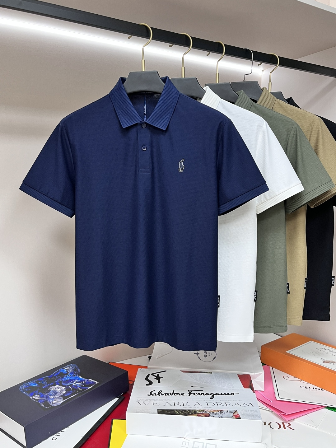 NO:137512,The main recommendation POLO is exclusively designed for the new autumn Paul fashion casual lapel short sleeves, high-density cotton fabric, high-end needle embroidery, high-end European version original single T-shirt, trendy and fashionable casual half-sleeved, breathable and comfortable, impeccable details, brand element design concept, reflecting high quality. It presents casual cut, and the upper body style is superb!  Code Number M-3XL H2025 new model first release, T-shirt,tees,t-shirt,alexander wang19860909主推 POLO 独家专供秋季新款保罗时尚休闲翻领短袖,高密度纯棉面料,高级密针刺绣、高端欧版原单T恤,潮流时尚休闲半袖 透气舒适度高,细节无可挑剔,品牌元素设计理念,体现高品质.呈现休闲裁剪,上身版型超赞！ 码数M-3XL H2025新款首发,,T-shirt,tees，t-shirt,alexander wang,Men's clothing