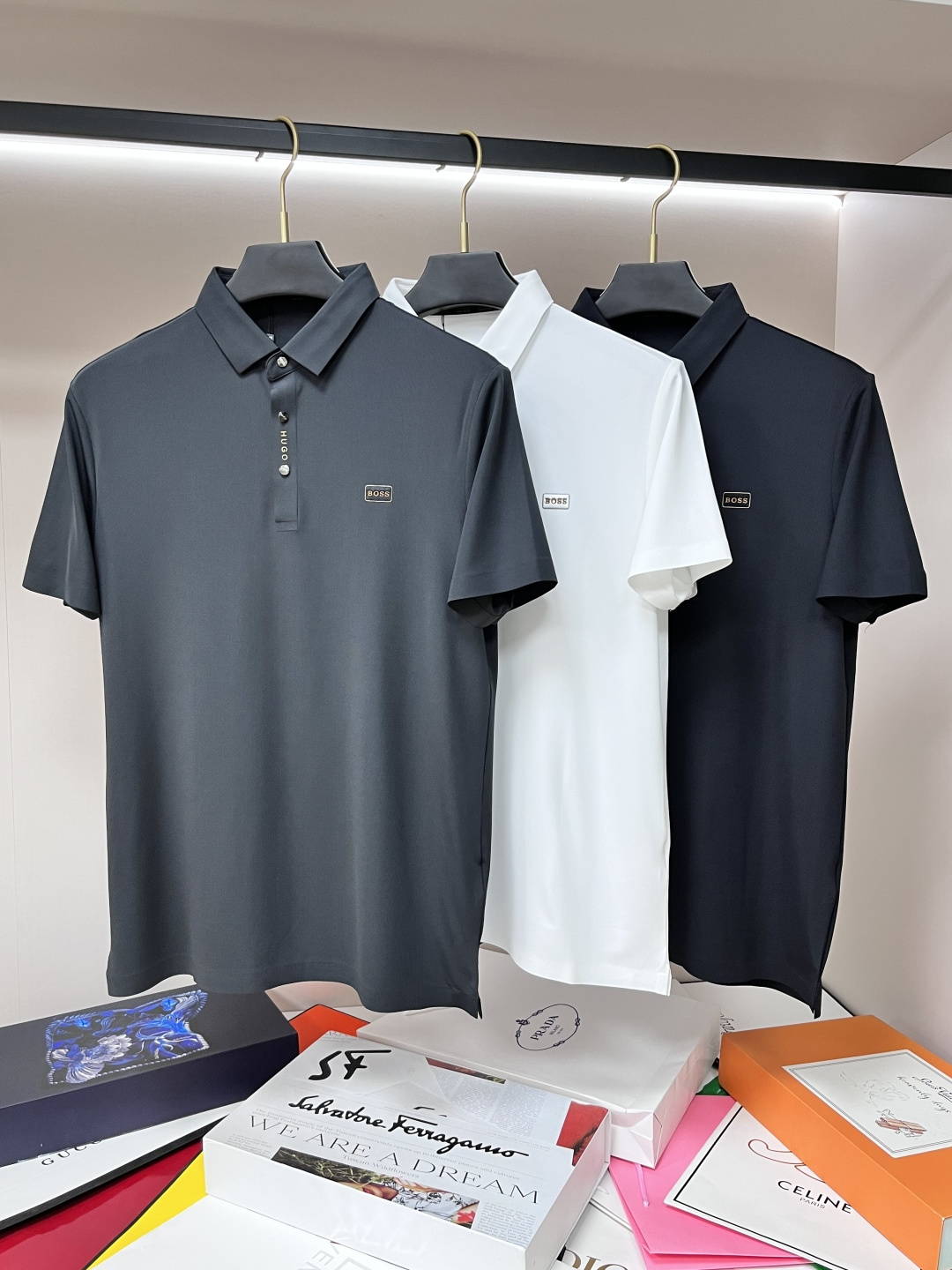 NO:137514,The main boss is exclusively designed for the new autumn BOSS fashion casual lapel short sleeves, high-density pure cotton fabric, high-end needle embroidery, high-end European version original single T-shirt, trendy and fashionable casual half-sleeved, breathable and comfortable, impeccable details, brand element design concept, reflecting high quality. It presents casual cut, and the upper body style is superb!  Code Number M-3XL H2025 new model first release, T-shirt,tees,t-shirt,alexander wang19860909主推 Boss 独家专供秋季新款BOSS时尚休闲翻领短袖,高密度纯棉面料,高级密针刺绣、高端欧版原单T恤,潮流时尚休闲半袖 透气舒适度高,细节无可挑剔,品牌元素设计理念,体现高品质.呈现休闲裁剪,上身版型超赞！ 码数M-3XL H2025新款首发,,T-shirt,tees，t-shirt,alexander wang,Men's clothing