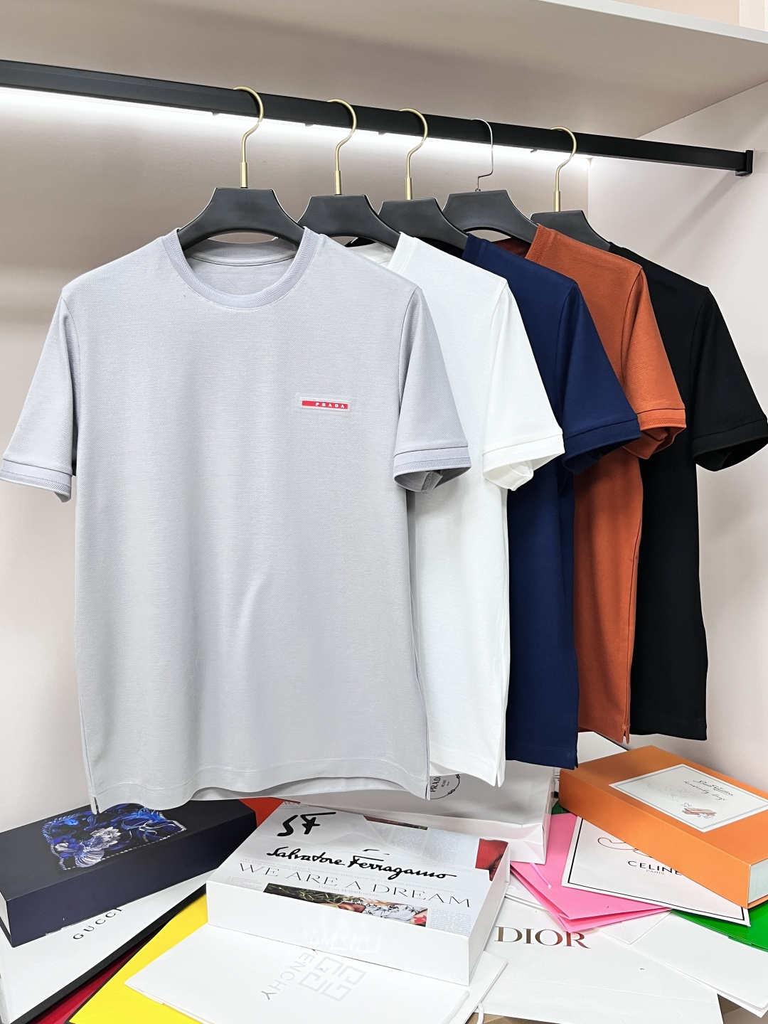 NO:137516,The main recommendation is Prada exclusively for the new spring style Prada fashion casual round neck short sleeves, pure cotton fabric, high-end needle embroidery, high-end European version original single T-shirt, trendy and fashionable casual half-sleeved, breathable and comfortable, impeccable details, brand element design concept, reflecting high quality. It presents casual cut, and the upper body style is superb!  Code Number M-3XL H2025 new model first release, prada, prada, T-shirt, tees, t-shirt, alexander wang19860909主推 Prada 独家专供春季新款普拉达时尚休闲圆领短袖,纯棉面料,高级密针刺绣、高端欧版原单T恤,潮流时尚休闲半袖 透气舒适度高,细节无可挑剔,品牌元素设计理念,体现高品质.呈现休闲裁剪,上身版型超赞！码数M-3XL H2025新款首发,,prada,prada,T-shirt,tees，t-shirt,alexander wang,Men's clothing