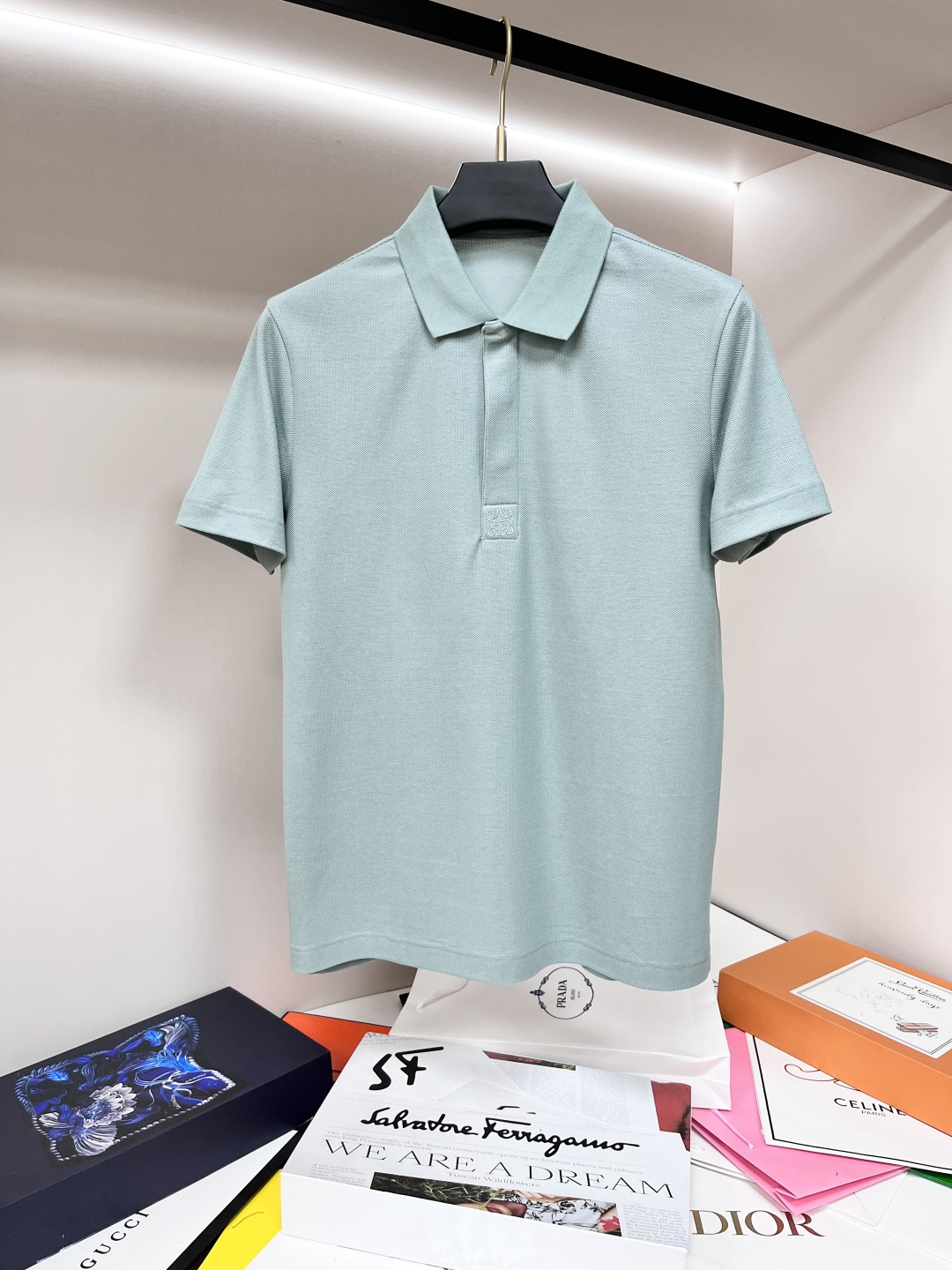 NO:137518,The main recommendation is Prada exclusively for the new spring Prada fashion casual lapel short sleeves, pure cotton fabric, high-end needle embroidery, high-end European version original single T-shirt, trendy and fashionable casual half-sleeved, breathable and comfortable, impeccable details, brand element design concept, reflecting high quality. It presents casual cut, and the upper body style is superb!  Code Number M-3XL H2025 new model first release, prada, prada, T-shirt, tees, t-shirt, alexander wang19860909主推 Prada 独家专供春季新款普拉达时尚休闲翻领短袖,纯棉面料,高级密针刺绣、高端欧版原单T恤,潮流时尚休闲半袖 透气舒适度高,细节无可挑剔,品牌元素设计理念,体现高品质.呈现休闲裁剪,上身版型超赞！码数M-3XL H2025新款首发,,prada,prada,T-shirt,tees，t-shirt,alexander wang,Men's clothing