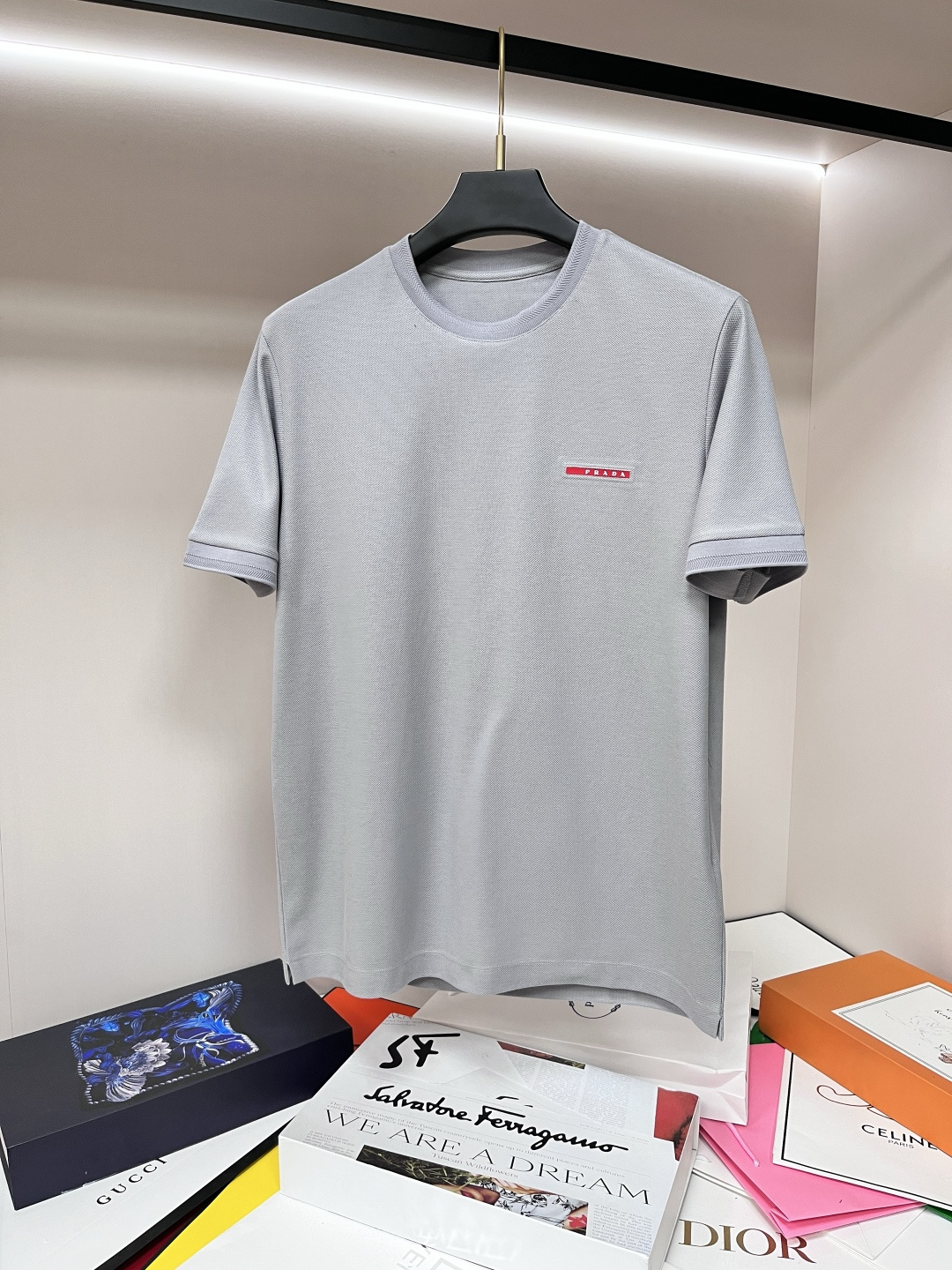 NO:137520,The main recommendation is Prada exclusively for the new spring style Prada fashion casual round neck short sleeves, pure cotton fabric, high-end needle embroidery, high-end European version original single T-shirt, trendy and fashionable casual half-sleeved, breathable and comfortable, impeccable details, brand element design concept, reflecting high quality. It presents casual cut, and the upper body style is superb!  Code Number M-3XL H2025 new model first release, prada, prada, T-shirt, tees, t-shirt, alexander wang19860909主推 Prada 独家专供春季新款普拉达时尚休闲圆领短袖,纯棉面料,高级密针刺绣、高端欧版原单T恤,潮流时尚休闲半袖 透气舒适度高,细节无可挑剔,品牌元素设计理念,体现高品质.呈现休闲裁剪,上身版型超赞！码数M-3XL H2025新款首发,,prada,prada,T-shirt,tees，t-shirt,alexander wang,Men's clothing