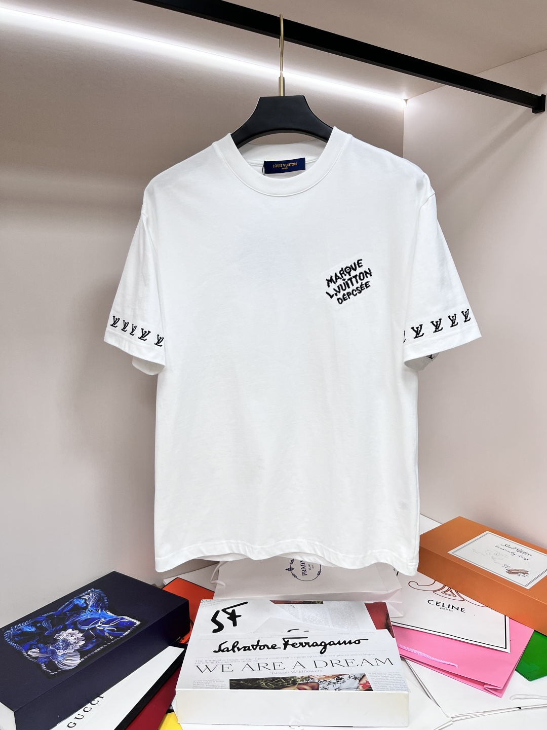 NO:137521,The main recommendation LV is exclusively designed for spring new donkey brand fashionable casual round neck short sleeves, pure cotton fabric original single craft high-end European version original single T-shirt, trendy and fashionable casual half-sleeved, breathable and comfortable, impeccable details, brand element design concept, reflecting high quality. It presents casual cut, and the upper body style is superb!  Code number Xs-XL H2025 new model first release, louis vuitton,louis vuitton,t-shirt,tees,t-shirt,alexander wang19860909主推 LV 独家专供春季新款驴牌时尚休闲圆领短袖,纯棉面料原单工艺高端欧版原单T恤,潮流时尚休闲半袖 透气舒适度高,细节无可挑剔,品牌元素设计理念,体现高品质.呈现休闲裁剪,上身版型超赞！码数Xs-XL H2025新款首发,,louis vuitton,louis vuitton,T-shirt,tees，t-shirt,alexander wang,Men's clothing