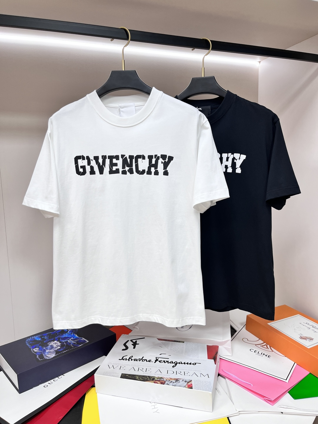 NO:137522,The main recommendation is Givenchy, exclusively exclusive for the new spring Givenchy fashion casual round neck short sleeves, pure cotton fabric original single craft high-end European version original single T-shirt, trendy and fashionable casual half-sleeved, breathable and comfortable, impeccable details, brand element design concept, reflecting high quality. It presents casual cut, and the upper body style is excellent!  Code Number Xs-XL H2025 new model first release, given , given , given , given , T-shirt, tees, t-shirt, alexander wang19860909主推 Givenchy 独家专供春季新款纪梵希时尚休闲圆领短袖,纯棉面料原单工艺高端欧版原单T恤,潮流时尚休闲半袖 透气舒适度高,细节无可挑剔,品牌元素设计理念,体现高品质.呈现休闲裁剪,上身版型超赞！码数Xs-XL H2025新款首发,,givenchy,givenchy,T-shirt,tees，t-shirt,alexander wang,Men's clothing