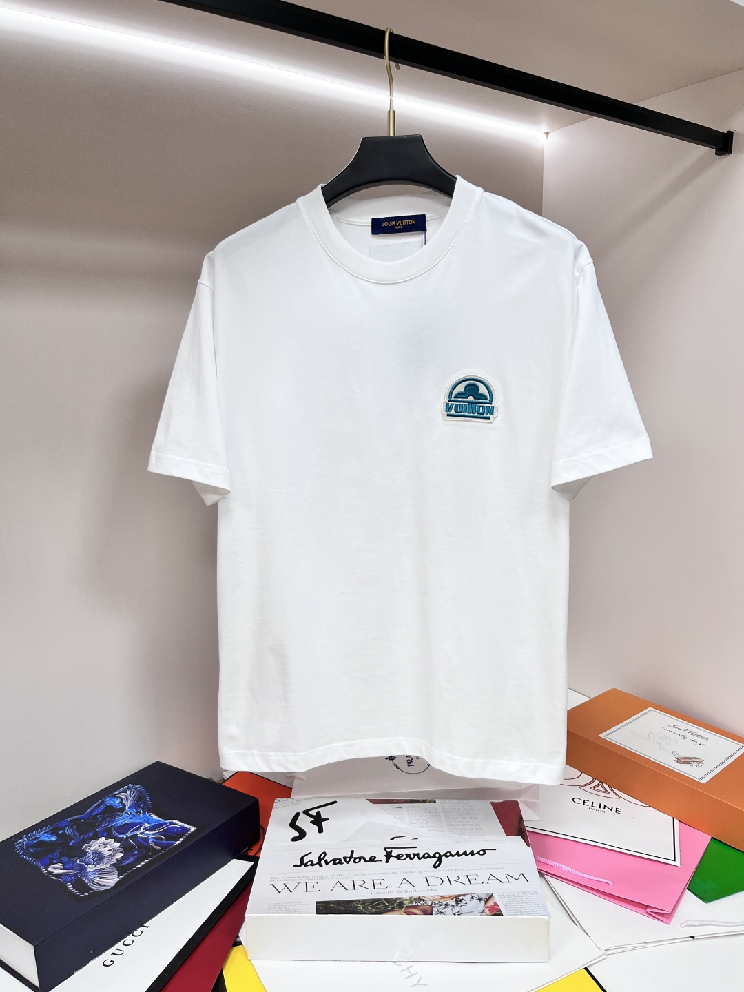 NO:137524,The main recommendation LV is exclusively designed for spring new donkey brand fashionable casual round neck short sleeves, pure cotton fabric original single craft high-end European version original single T-shirt, trendy and fashionable casual half-sleeved, breathable and comfortable, impeccable details, brand element design concept, reflecting high quality. It presents casual cut, and the upper body style is superb!  Code number Xs-XL H2025 new model first release, louis vuitton,louis vuitton,t-shirt,tees,t-shirt,alexander wang19860909主推 LV 独家专供春季新款驴牌时尚休闲圆领短袖,纯棉面料原单工艺高端欧版原单T恤,潮流时尚休闲半袖 透气舒适度高,细节无可挑剔,品牌元素设计理念,体现高品质.呈现休闲裁剪,上身版型超赞！码数Xs-XL H2025新款首发,,louis vuitton,louis vuitton,T-shirt,tees，t-shirt,alexander wang,Men's clothing