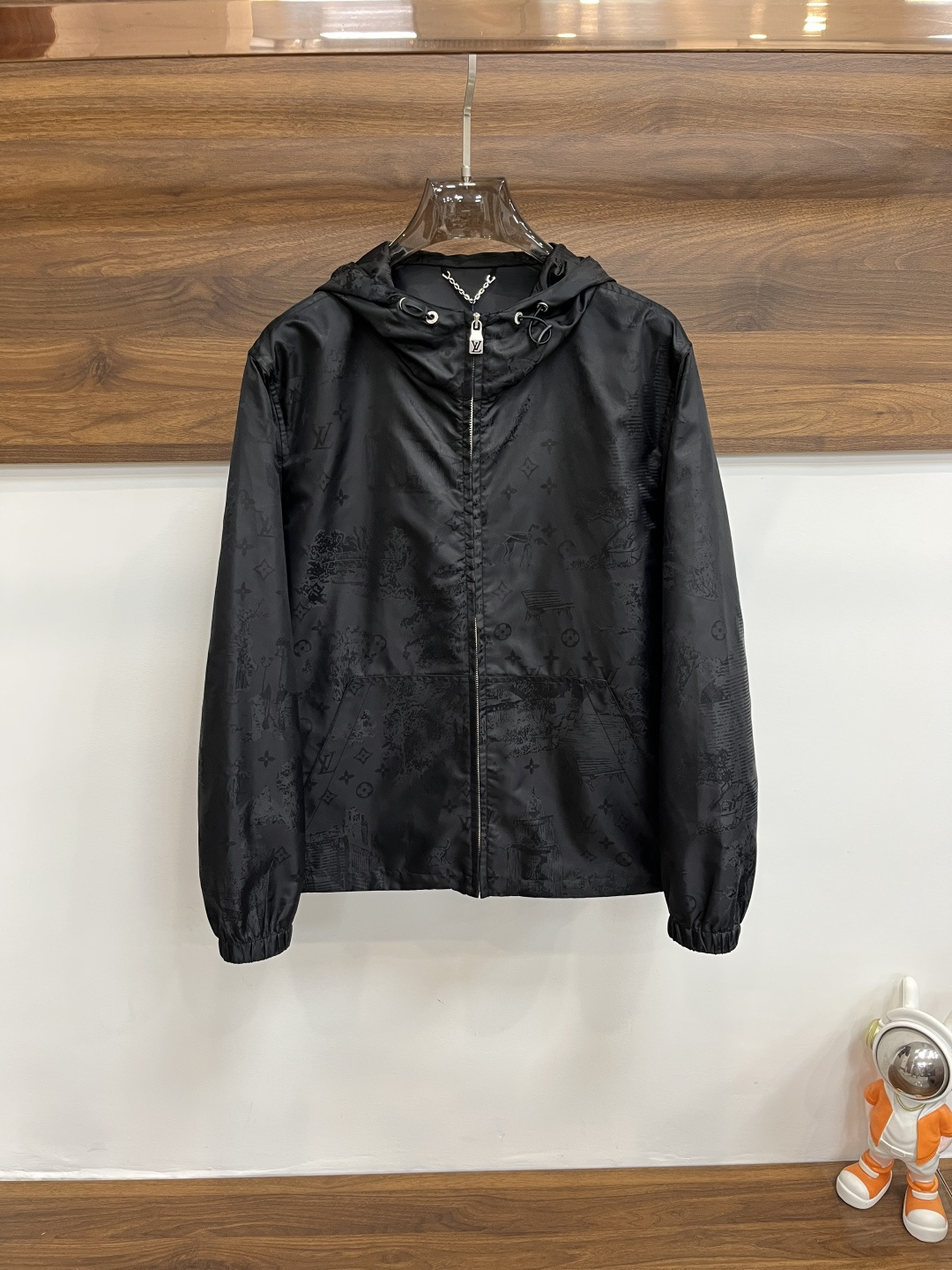 NO:137536,The main recommendation is the new jacquard pattern jacket of Lv Donkey Brand 25ss. This windproof jacket is made of Monogram City Walk jacquard pattern for technological fabrics, showing the fun of traditional Juyi prints and modern urban dog walking scenes, cleverly pointing out the theme of the series. The lightweight design and waterproof performance achieve the needs of the season change. Highly recommended!  Number of codes: 46 48 50 52,,louis vuitton,louis vuitton,jackets & coats,alexander wang19860909主推 Lv 驴牌 25ss新款提花图案夹克,这款防风夹克为科技面料铺陈Monogram City Walk提花图案,展现传统茹伊印花与摩登都市遛狗场景的趣味相融,巧妙点明系列主题.轻便设计和防水性能成就换季时节需求.强烈推荐！ 码数:46 48 50 52,,louis vuitton,louis vuitton,jackets & coats,alexander wang,Men's clothing