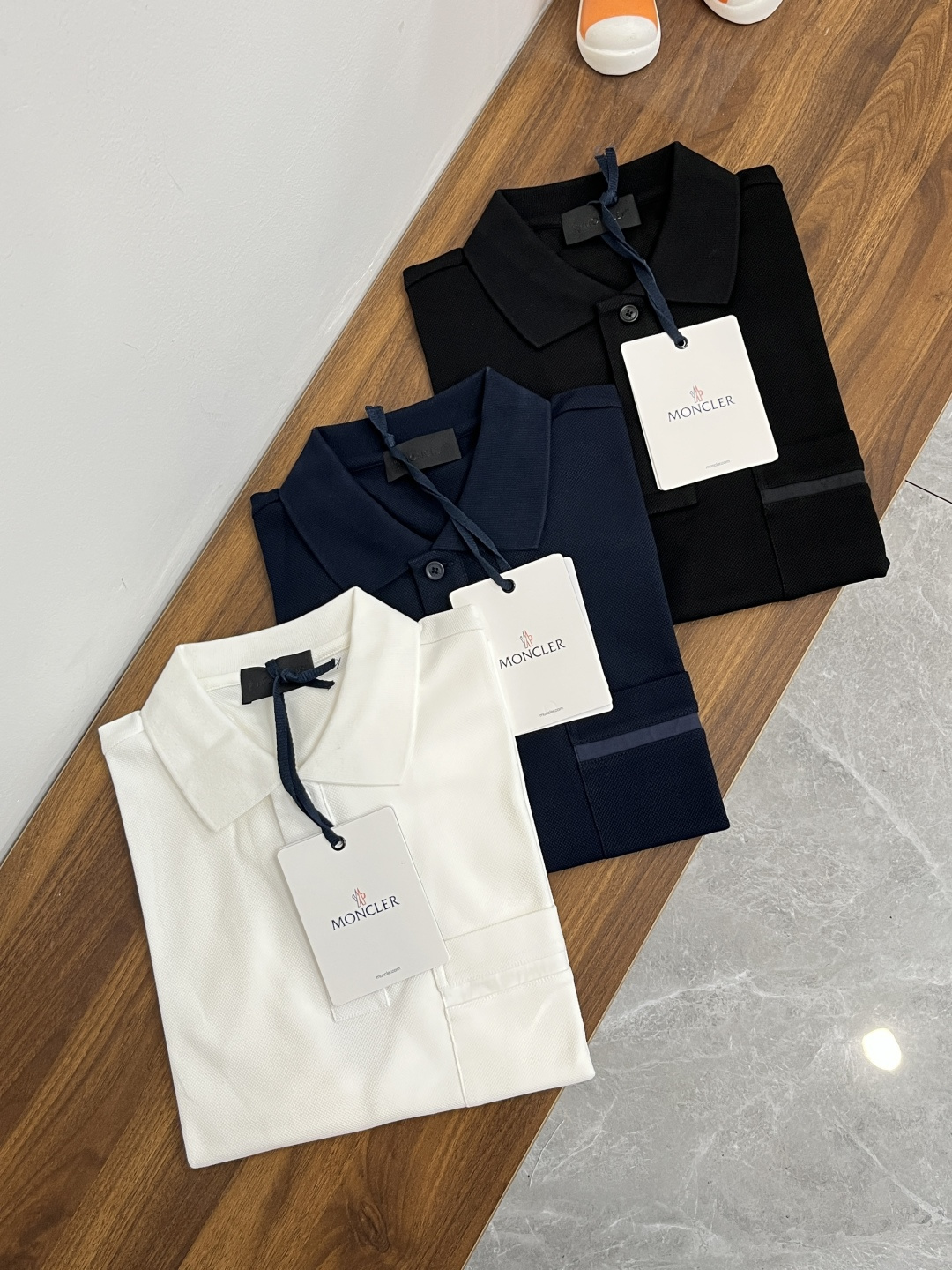 NO:137527,The main recommendation is Moncler 25ss new patch pocket polo shirt. This men's Polo shirt is made of cotton beaded floor fabric. It is matched with patch pockets on the chest and is decorated with classic silicone stamps on the sleeves. The original version is developed 1:1, and the buttons are engraved with Mengjia English letters. The three marks are complete. Business and casual, and the outside and the inside are high-end. It is a must-have item for wardrobe suitable for all seasons. Highly recommended!  Color black white royal blue code number S M L XL, christian louboutin, Moncler, alexander wang19860909主推 Moncler 蒙口 25ss新款贴袋polo衫这款男士Polo衫采用棉质珠地面料制成,胸前搭配贴袋,袖子处饰有经典硅胶章,原版1:1开发,纽扣刻有蒙家英文字母,三标齐全,商务休闲,外穿内搭都高档次,是适合各个季节的衣橱必需单品.强烈推荐！ 颜色黑色 白色 宝蓝色 码数S M L XL,,christian louboutin,Moncler,alexander wang,Men's clothing