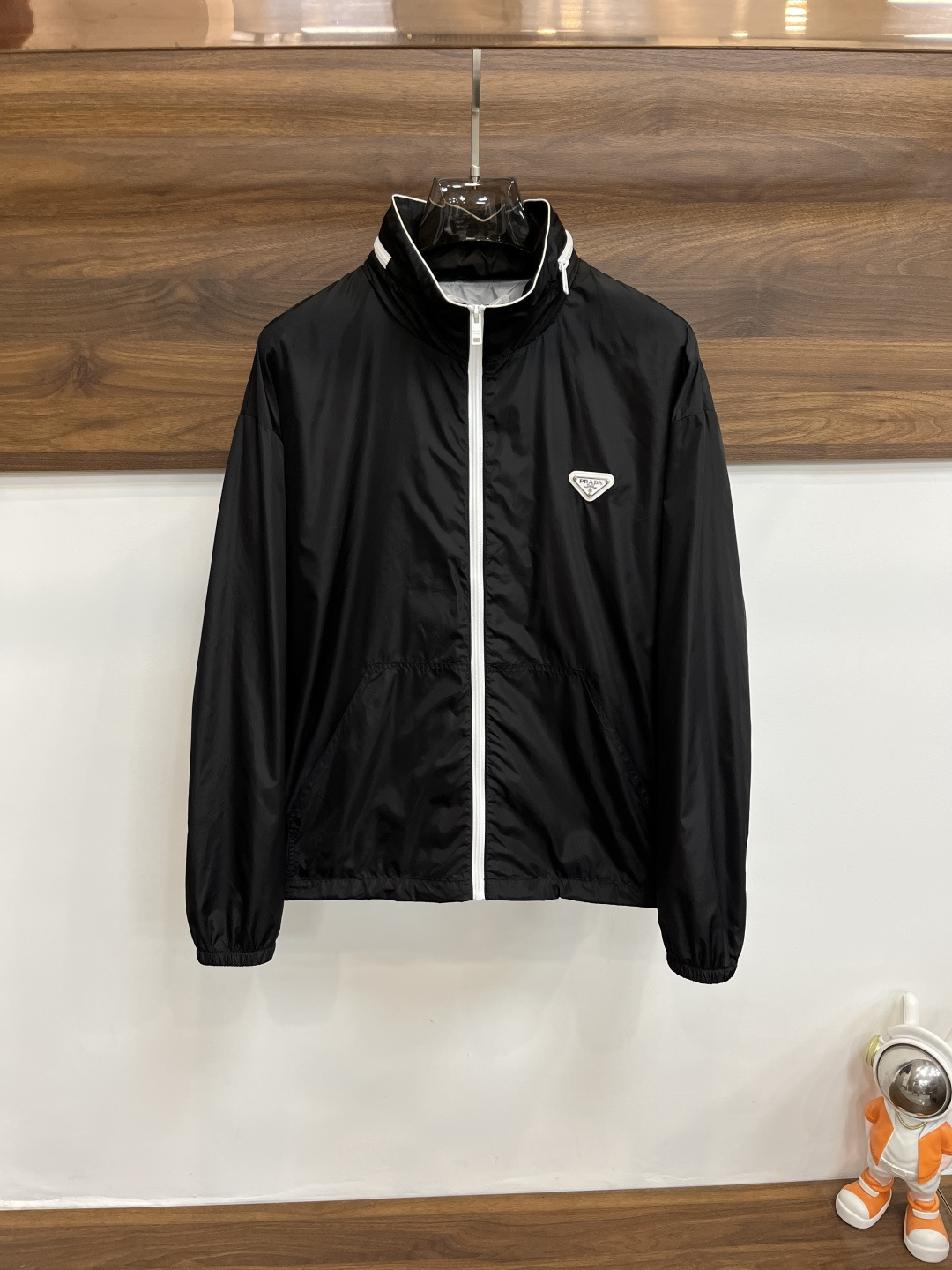 NO:137533,The main recommendation is Prada 25ss new stand-up collar recycled nylon jacket. This recycled nylon jacket combines sporty style design and fashionable style. The functional silhouette is unique and the contrasting zipper adds fun and graphic details. The hat can be stored to achieve multiple wears for one piece of clothing. It is a stand-up collar and a hat jacket. It perfectly presents a dual-functional style and is a novel and fashionable style. It is a must-have item for men's wardrobe. It is highly recommended!  (It is recommended not to clean the product frequently, let it dry naturally after each use, and entrust a professional environmentally friendly dry cleaner for dry cleaning.) S M L XL,,prada,prada,jackets & coats,hats,alexander wang19860909主推 Prada 普拉达 25ss新款立领再生尼龙夹克,这款再生尼龙夹克融合运动风设计与时尚风格,功能性廓形别具个性,撞色拉链平添趣致图形细节,帽子可收纳实现一衣多穿,即做立领,又可做帽款夹克,完美呈现双功能型,款式新颖时尚,是男士衣橱的必备品,强烈推荐！(建议不要频繁清洗产品,每次使用后让其自然晾干,并委托专业的环保干洗店进行干洗.) 码数S M L XL,,prada,prada,jackets & coats,hats,alexander wang,Men's clothing