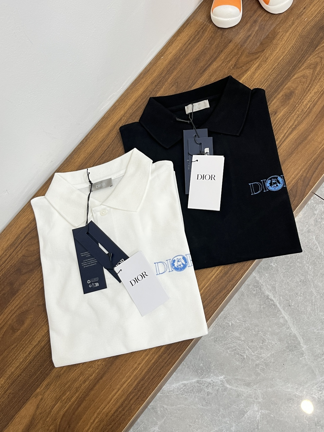 NO:137530,The main recommendation is Dior Dior25ss new polo shirt. This polo shirt displays the logo from this season's DIOR AND HYLTON NEL co-branded series. It is carefully crafted with cotton beaded floor cloth, with casual styles paired with button rib collars, and the chest is embroidered with DIOR AND HYLTON NEL embroidery. The pearl shell buttons are engraved with Dior English letters, which make it more exquisite. The style is fashionable, and can be matched with casual and formal outfits to create a delicate look. The same style for men and women, highly recommended!  Color black white S M L XL,,dior,dior,alexander wang19860909主推 Dior 迪奥 Dior25ss新款polo衫,这款 Polo 衫展示来自本季DIOR AND HYLTON NEL 联名系列的标志.采用棉质珠地布精心制作,休闲版型搭配纽扣罗纹衣领,胸前饰以DIOR AND HYLTON NEL刺绣,珍珠贝壳纽扣刻有Dior英文字母更显精致.款式时尚,可搭配休闲和正式装扮,打造精致的造型.男女同款,强烈推荐！ 颜色黑色 白色 码数S M L XL,,dior,dior,alexander wang,Men's clothing