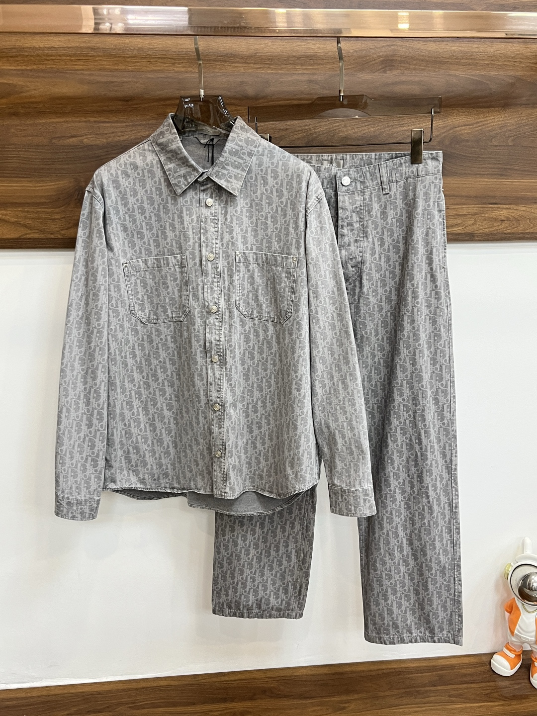 NO:137539,Mainly recommended clothes P Dior25SS new jacquard shirt set This shirt set is decorated with Oblique prints throughout, which is a brand new interpretation of Dior's classic pattern. It is carefully crafted in gray and light blue cotton denim, with patch pockets on the chest and the Dior logo on the buttons. The unique and simple design is novel and unique in style. There are two colors to choose from. It is highly recommended!  Top size 39 40 41 42 Pants size: 46 48 50 52 54 56,,dior,shirts,alexander wang19860909主推衣服 裤子P Dior25SS新款提花衬衫套装这款衬衫套装通体饰以Oblique 印花,全新演绎Dior的经典图案.采用灰色和浅蓝色棉质牛仔布精心制作,胸前带有贴袋,纽扣饰以 Dior 标志.别出心裁的简约设计,款式新颖别致,有两个颜色可供挑选,强烈推荐！ 上衣码数39 40 41 42 裤子码数:46 48 50 52 54 56,,dior,shirts,alexander wang,Men's clothing