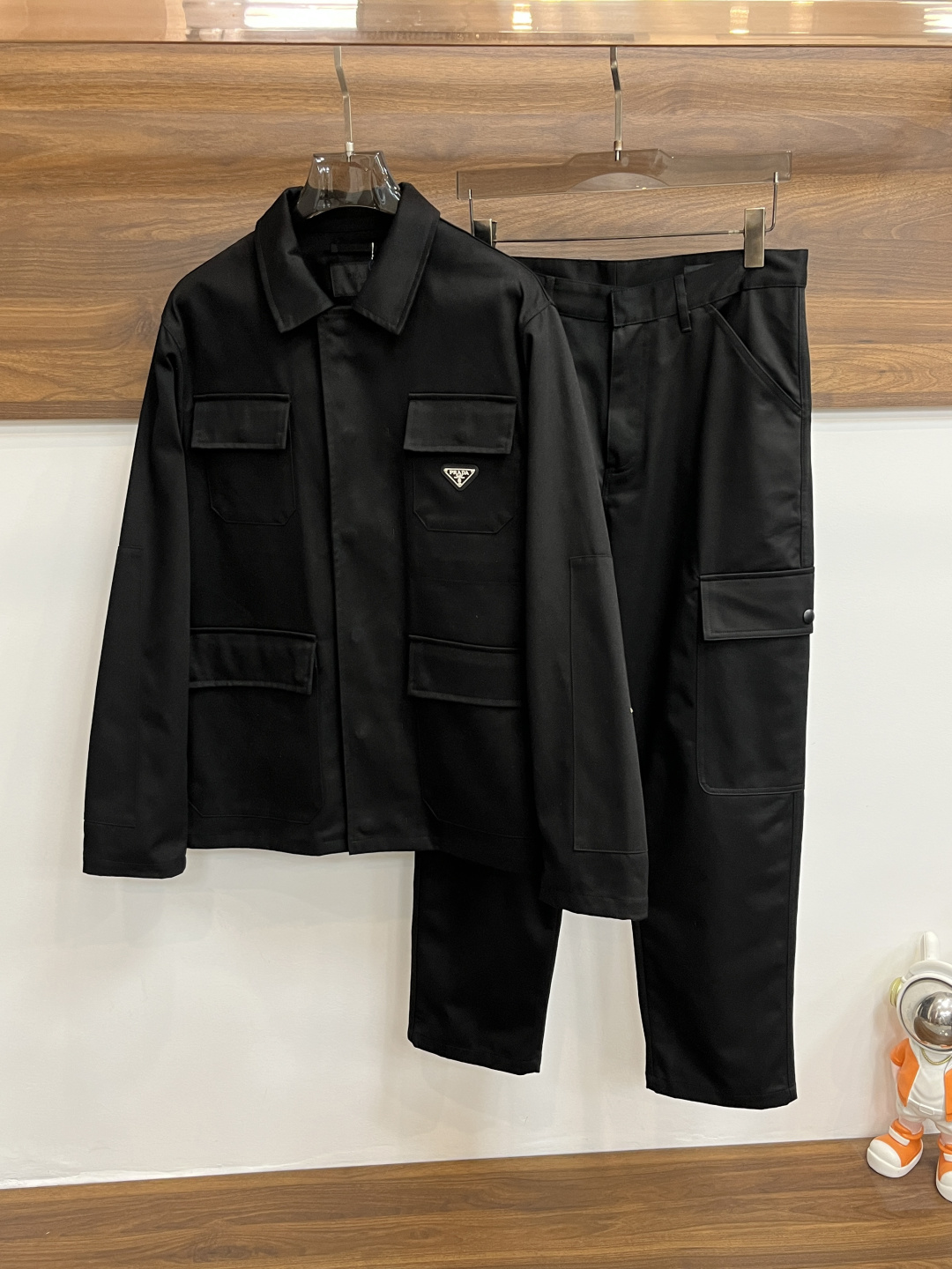 NO:137542,Mainly recommended clothes P Prada 25ss new metal micro-label tool set This work set is made of classic cotton, the top and pants are classic in tool style, the top has 4 pockets, decorated with triangle metal micro-labels, and snap-button opening and closing in the pocket, which is convenient and practical. The pants are made of wide-leg guards and are individually worn. Decorated with enamel triangle metal logo, the whole set is super straight, and the upper body is very comfortable, handsome and upscale. Highly recommended!  Tops and pants S M L XL, prada, prada, alexander wang19860909主推衣服 裤子P Prada 普拉达 25ss新款金属微标工装套装这款工装套装以经典棉质制作,上衣和裤子以工装版型为经典,上衣有4口袋设计,饰有三角金属微标,口袋处以按扣开合,即方便又实用,裤子以阔腿卫实穿个性.饰以涂珐琅三角形金属徽标,整套版型超正,上身非常舒适帅气上档次.强烈推荐！ 上衣和裤子码数S M L XL,,prada,prada,alexander wang,Men's clothing