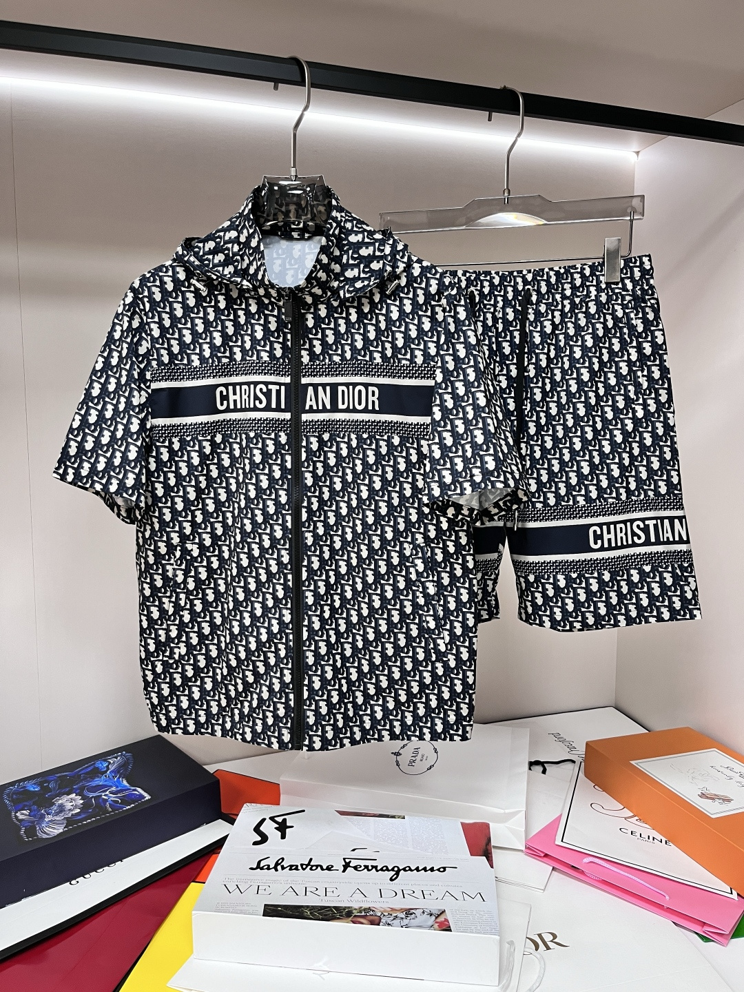 NO:145006,The latest fashion designer Dior hooded short-sleeved cardigan shorts suit is recommended by Dior early spring 2025. The details show the high-end structural tailoring design changes in every detail to show the diverse image changes of men, slim and neat, tailoring, and satisfy the popular multi-layered outfits and versatile life styles!  Number of codes 48-56 H2025 new model first release, dior, dior, shorts, T-shirt, hats, alexander wang19860909主推 Dior 早春款2025最新款时尚设计师款迪奥连帽短袖开衫短裤套装,处处细节显工艺足够的高级结构性剪裁的设计改变来展现男士多样的形象变化,修身利落、剪裁合体,满足时下正流行的多层次穿搭,生活百搭款式！ 码数48-56 H2025新款首发,,dior,dior,shorts,T-shirt,hats,alexander wang,Men's clothing