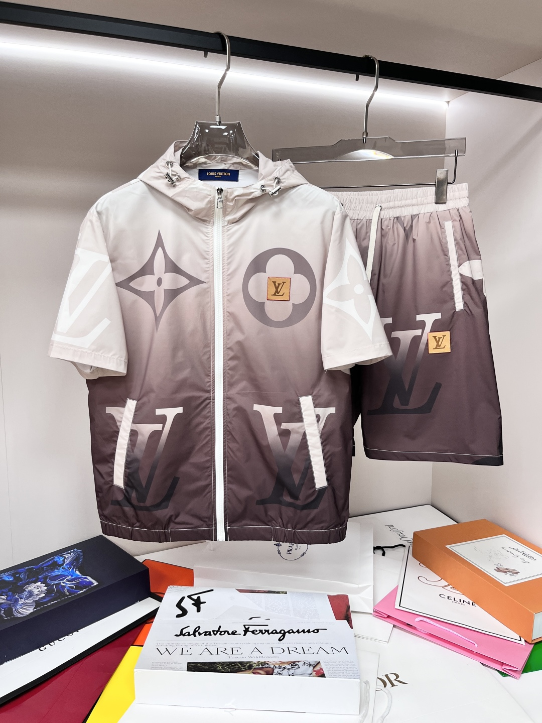 NO:145015,The main recommendation is the LV early spring model 2025 latest fashion designer donkey brand hooded short-sleeved cardigan shorts suit. The details show the high-end structural tailoring design changes to show the diverse image changes of men, slim and neat, tailoring, and satisfy the popular multi-layered outfits nowadays, and the versatile style of life!  Number of codes 48-56 H2025 new model first release, louis vuitton,louis vuitton,shorts,T-shirt,hats,alexander wang19860909主推 LV 早春款2025最新款时尚设计师款驴牌连帽短袖开衫短裤套装,处处细节显工艺足够的高级结构性剪裁的设计改变来展现男士多样的形象变化,修身利落、剪裁合体,满足时下正流行的多层次穿搭,生活百搭款式！ 码数48-56 H2025新款首发,,louis vuitton,louis vuitton,shorts,T-shirt,hats,alexander wang,Men's clothing