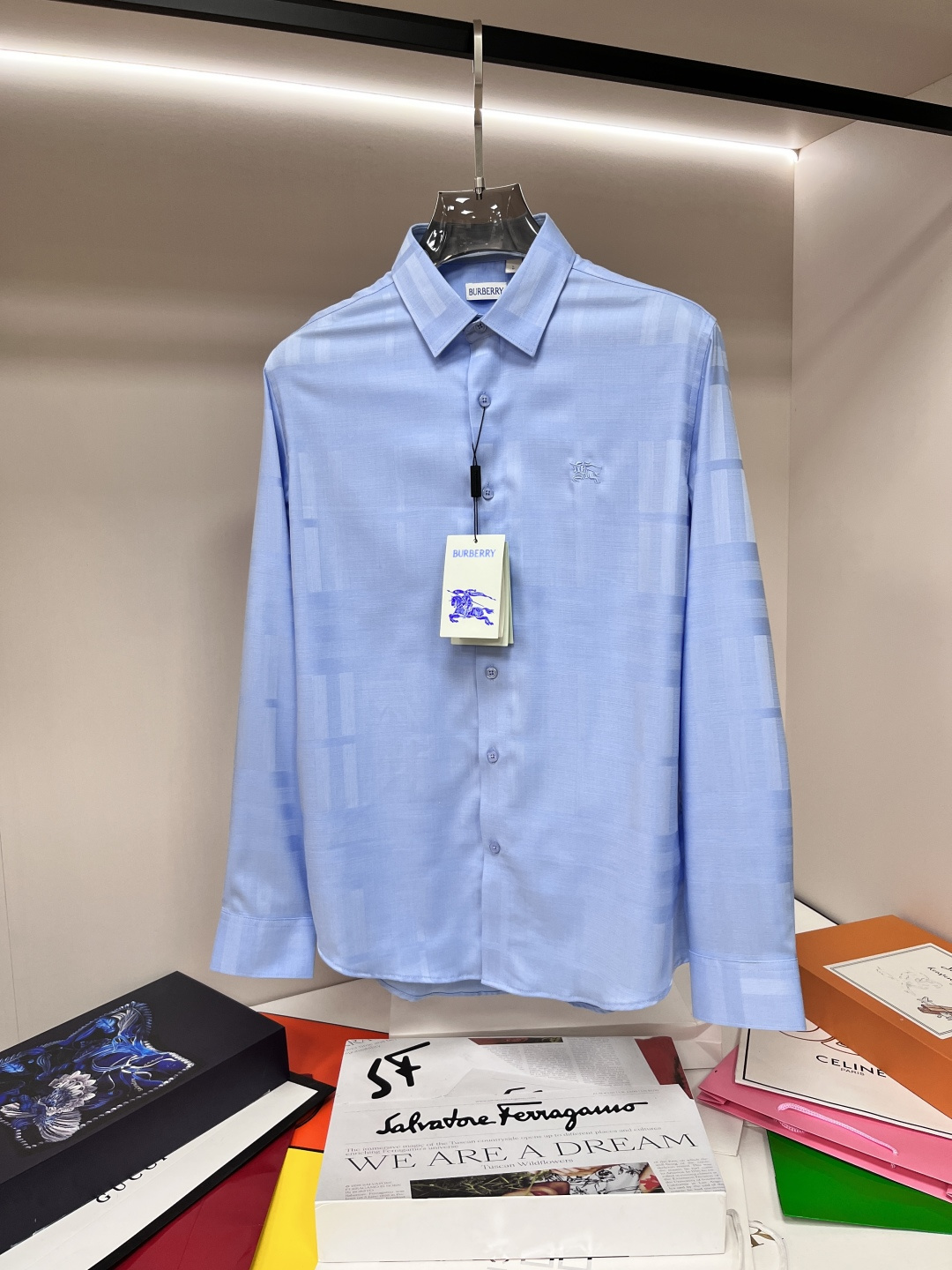 NO:137529,The main recommendation Burberry's new autumn and winter products releases Burberry trendy casual shirts, defining high-end products, 3D three-dimensional version, close-fitting comfort, European standards for environmentally friendly dyeing, removing all heavy metals and microorganisms, and meeting international standards!  Chest embroidery small quantity imported embroidery embroidery lines are clear and the details are full, and are manufactured by listed companies in OEM. Size M-3XL H is the first to be released, burberry, burberry, shirts, alexander wang19860909主推 Burberry 秋冬新品发布巴宝莉潮品休闲衬衫,定义高端产品 3D立体制版、贴身舒适,欧洲标准环保染色、去除所有重金属、微生物 达到国际标准！ 胸前绣花 少数量进口绣花绣制线路清晰、细节拉满,上市公司代工厂制造. 尺码M-3XL H新款首发,,burberry,burberry,shirts,alexander wang,Men's clothing