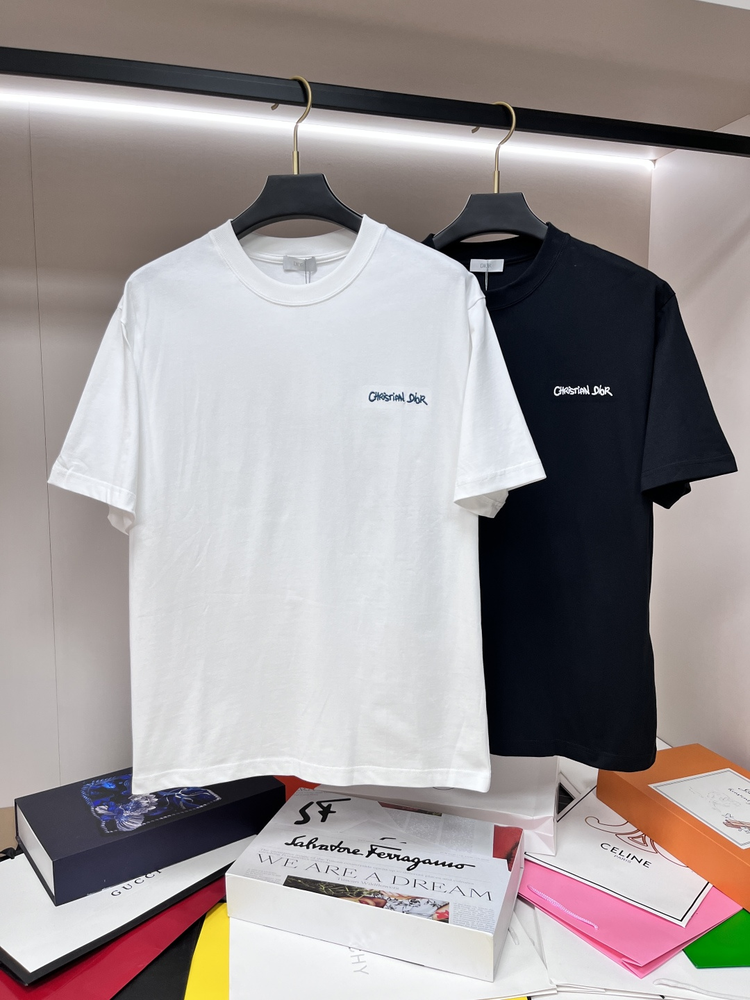 NO:139954,The main recommendation Dior is exclusively designed for the new spring model of Dior fashion casual round neck short sleeves, pure cotton fabric original single craft high-end European version original single T-shirt, trendy and fashionable casual half-sleeved, breathable and comfortable, impeccable details, brand element design concept, reflecting high quality. It presents casual cut, and the upper body style is superb!  Code number Xs-XL H2025 new model first release, dior, dior, T-shirt, tees, t-shirt, alexander wang19860909主推 Dior 独家专供春季新款迪奥时尚休闲圆领短袖,纯棉面料原单工艺高端欧版原单T恤,潮流时尚休闲半袖 透气舒适度高,细节无可挑剔,品牌元素设计理念,体现高品质.呈现休闲裁剪,上身版型超赞！码数Xs-XL H2025新款首发,,dior,dior,T-shirt,tees，t-shirt,alexander wang,Men's clothing