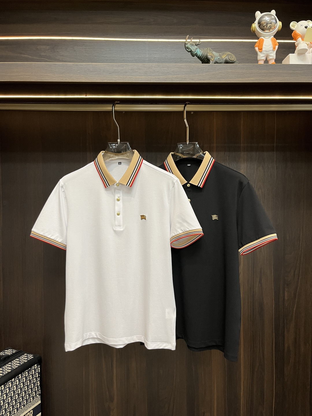 NO:139960,The main recommendation Burberry is exclusively designed for the new autumn Burberry fashion casual lapel short sleeves, high-density cotton fabric, high-end needle embroidery, high-end European version original single T-shirt, trendy and fashionable casual half-sleeved, breathable and comfortable, impeccable details, brand element design concept, reflecting high quality. It presents casual cut, and the upper body style is superb!  Code Number M-3XL H2025 new model first launch, burberry, burberry, T-shirt, tees, t-shirt, alexander wang19860909主推 Burberry 独家专供秋季新款巴宝莉时尚休闲翻领短袖,高密度纯棉面料,高级密针刺绣、高端欧版原单T恤,潮流时尚休闲半袖 透气舒适度高,细节无可挑剔,品牌元素设计理念,体现高品质.呈现休闲裁剪,上身版型超赞！码数M-3XL H2025新款首发,,burberry,burberry,T-shirt,tees，t-shirt,alexander wang,Men's clothing