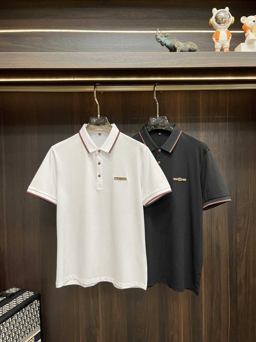 NO:139972,The main recommendation Gucci is exclusively designed for the new autumn Gucci fashion casual lapel short sleeves, high-density cotton fabric, high-end needle embroidery, high-end European version original single T-shirt, trendy and fashionable casual half-sleeved, breathable and comfortable, impeccable details, brand element design concept, reflecting high quality. It presents casual cut, and the upper body style is superb!  Code Number M-3XL H2025 new model first release, gucci, gucci, T-shirt, tees, t-shirt, alexander wang19860909主推 Gucci 独家专供秋季新款古驰时尚休闲翻领短袖,高密度纯棉面料,高级密针刺绣、高端欧版原单T恤,潮流时尚休闲半袖 透气舒适度高,细节无可挑剔,品牌元素设计理念,体现高品质.呈现休闲裁剪,上身版型超赞！码数M-3XL H2025新款首发,,gucci,gucci,T-shirt,tees，t-shirt,alexander wang,Men's clothing