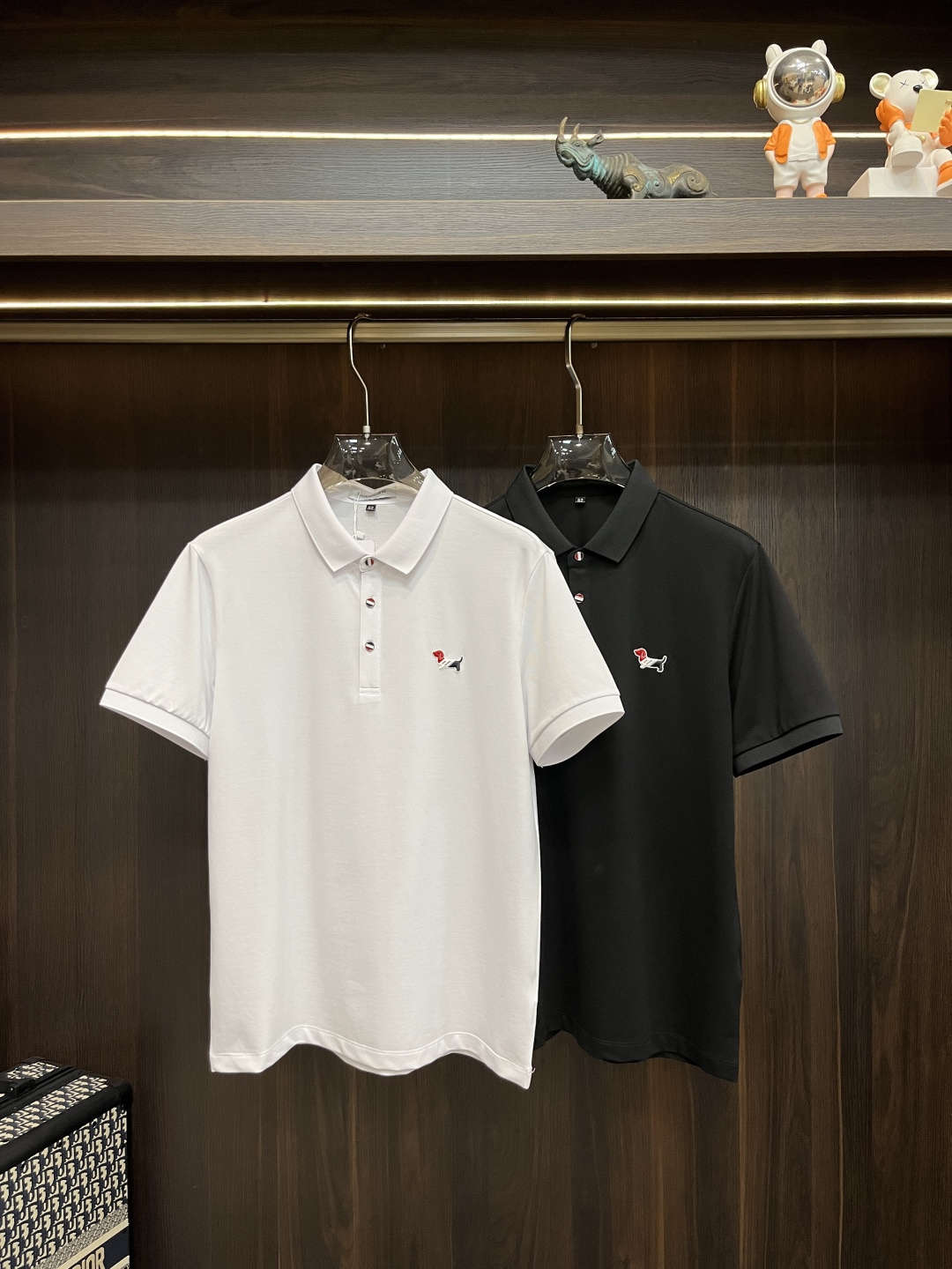 NO:139978,The main recommendation is TB exclusively for the new autumn Tom Brown fashion casual lapel short sleeves, high-density pure cotton fabric, high-end needle embroidery, high-end European version original single T-shirt, trendy and fashionable casual half-sleeved, breathable and comfortable, impeccable details, brand element design concept, reflecting high quality. It presents casual cut, and the upper body style is superb!  M-3XL H2025 new model debut, thom browne, T-shirt, tees, t-shirt, alexander wang19860909主推 TB 独家专供秋季新款汤姆布朗时尚休闲翻领短袖,高密度纯棉面料,高级密针刺绣、高端欧版原单T恤,潮流时尚休闲半袖 透气舒适度高,细节无可挑剔,品牌元素设计理念,体现高品质.呈现休闲裁剪,上身版型超赞！码数M-3XL H2025新款首发,,thom browne,T-shirt,tees，t-shirt,alexander wang,Men's clothing