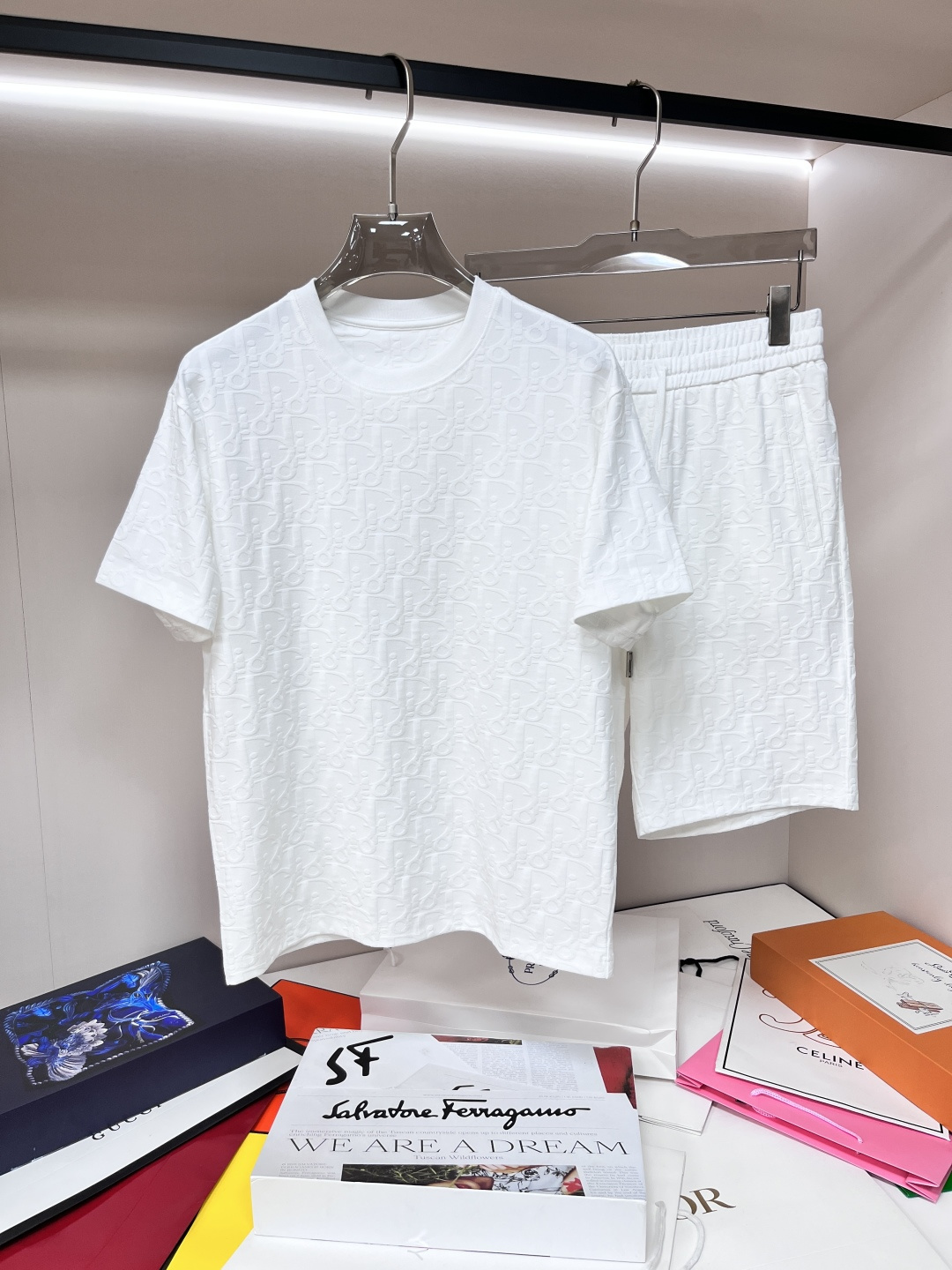 NO:145031,The latest Dior early spring model 2025 fashion designer Dior short-sleeved shorts suit, with detailed details showing enough high-level structural tailoring design changes to show the diverse image changes of men, slim and neat, tailoring, meeting the popular multi-layered outfits and versatile life styles!  Number of codes 48-56 H2025 new model first release, dior, dior, shorts, T-shirt, alexander wang19860909主推 Dior 早春款2025最新款时尚设计师款迪奥短袖短裤套装,处处细节显工艺足够的高级结构性剪裁的设计改变来展现男士多样的形象变化,修身利落、剪裁合体,满足时下正流行的多层次穿搭,生活百搭款式！ 码数48-56 H2025新款首发,,dior,dior,shorts,T-shirt,alexander wang,Men's clothing