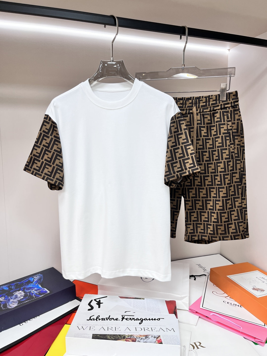 NO:145038,The main recommendation is Fendi Early Spring 2025 latest fashion designer short-sleeved shorts suit. The details show the high-end structural tailoring design changes to show the diverse image changes of men, slim and neat, tailoring, and satisfy the popular multi-layered outfits nowadays, and the versatile style of life!  Number of codes 48-56 H2025 new model first release, fendi, fendi, shorts, T-shirt, alexander wang19860909主推 Fendi 早春款2025最新款时尚设计师款芬迪短袖短裤套装,处处细节显工艺足够的高级结构性剪裁的设计改变来展现男士多样的形象变化,修身利落、剪裁合体,满足时下正流行的多层次穿搭,生活百搭款式！ 码数48-56 H2025新款首发,,fendi,fendi,shorts,T-shirt,alexander wang,Men's clothing