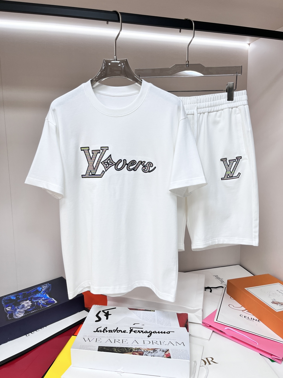 NO:145045,The main recommendation is the LV early spring model 2025 latest fashion designer donkey brand short-sleeved shorts suit. The details show the high-end structural tailoring design changes to show the diverse image changes of men, slim and neat, tailoring, and satisfy the popular multi-layered outfits nowadays, and the versatile style of life!  Number of codes 48-56 H2025 new model first release, louis vuitton,louis vuitton,shorts,T-shirt,alexander wang19860909主推 LV 早春款2025最新款时尚设计师款驴牌短袖短裤套装,处处细节显工艺足够的高级结构性剪裁的设计改变来展现男士多样的形象变化,修身利落、剪裁合体,满足时下正流行的多层次穿搭,生活百搭款式！ 码数48-56 H2025新款首发,,louis vuitton,louis vuitton,shorts,T-shirt,alexander wang,Men's clothing