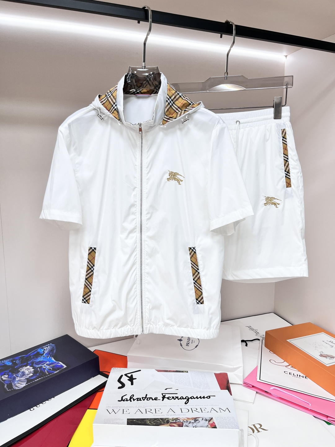 NO:145052,The main recommendation is Burberry Early Spring 2025 latest fashion designer Burberry hooded short-sleeved cardigan with shorts suit. The details show the high-end structural tailoring design changes in every detail to show the diverse image changes of men, slim and neat, tailoring, and satisfy the popular multi-layered outfits and versatile styles of life!  Number of codes 48-56 H2025 new model first release, burberry, burberry, shorts, T-shirt, hats, alexander wang19860909主推 Burberry 早春款2025最新款时尚设计师款巴宝莉连帽短袖开衫搭配短裤套装,处处细节显工艺足够的高级结构性剪裁的设计改变来展现男士多样的形象变化,修身利落、剪裁合体,满足时下正流行的多层次穿搭,生活百搭款式！ 码数48-56 H2025新款首发,,burberry,burberry,shorts,T-shirt,hats,alexander wang,Men's clothing