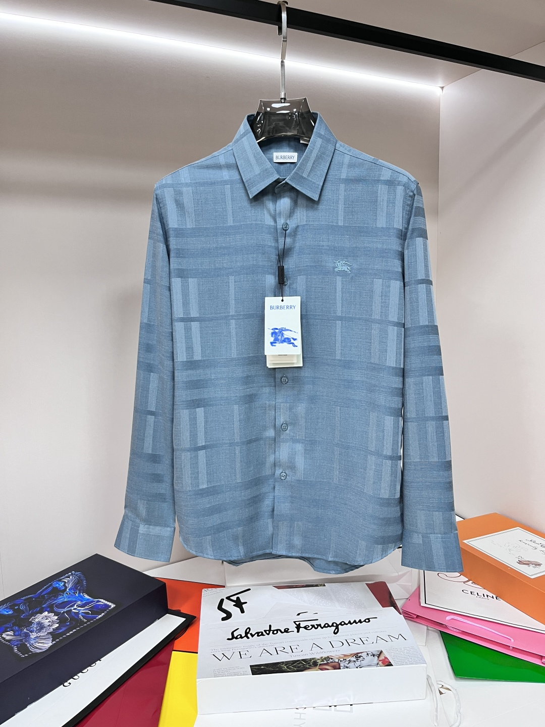 NO:139991,The main recommendation Burberry's new autumn and winter products releases Burberry trendy casual shirts, defining high-end products, 3D three-dimensional version, close-fitting comfort, European standards for environmentally friendly dyeing, removing all heavy metals and microorganisms, and meeting international standards!  Chest embroidery small quantity imported embroidery embroidery lines are clear and the details are full, and are manufactured by listed companies in OEM. Size M-3XL H is the first to be released, burberry, burberry, shirts, alexander wang19860909主推 Burberry 秋冬新品发布巴宝莉潮品休闲衬衫,定义高端产品 3D立体制版、贴身舒适,欧洲标准环保染色、去除所有重金属、微生物 达到国际标准！ 胸前绣花 少数量进口绣花绣制线路清晰、细节拉满,上市公司代工厂制造. 尺码M-3XL H新款首发,,burberry,burberry,shirts,alexander wang,Men's clothing