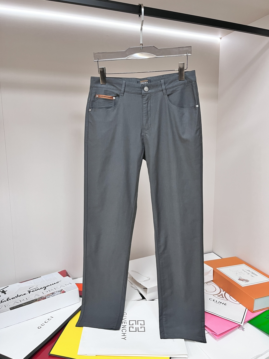 NO:141623,The main recommendation Zegna exclusively offers new styles of Jenia trendy men's fashionable casual pants, high-end European version original single pants, trendy and fashionable casual pants, breathable and comfortable, impeccable details, brand element design concept, reflecting high quality. It presents casual cut, and the upper body style is superb!  Number of codes 29-38 (no 35 37) H2025 new model first release, zegna, alexander wang19860909主推 Zegna 独家专供新款杰尼亚潮男时尚休闲裤,高端欧版原单裤子,潮流时尚休闲裤子 透气舒适度高,细节无可挑剔,品牌元素设计理念,体现高品质.呈现休闲裁剪,上身版型超赞！ 码数29-38（无35 37） H2025新款首发,,zegna,alexander wang,Men's clothing