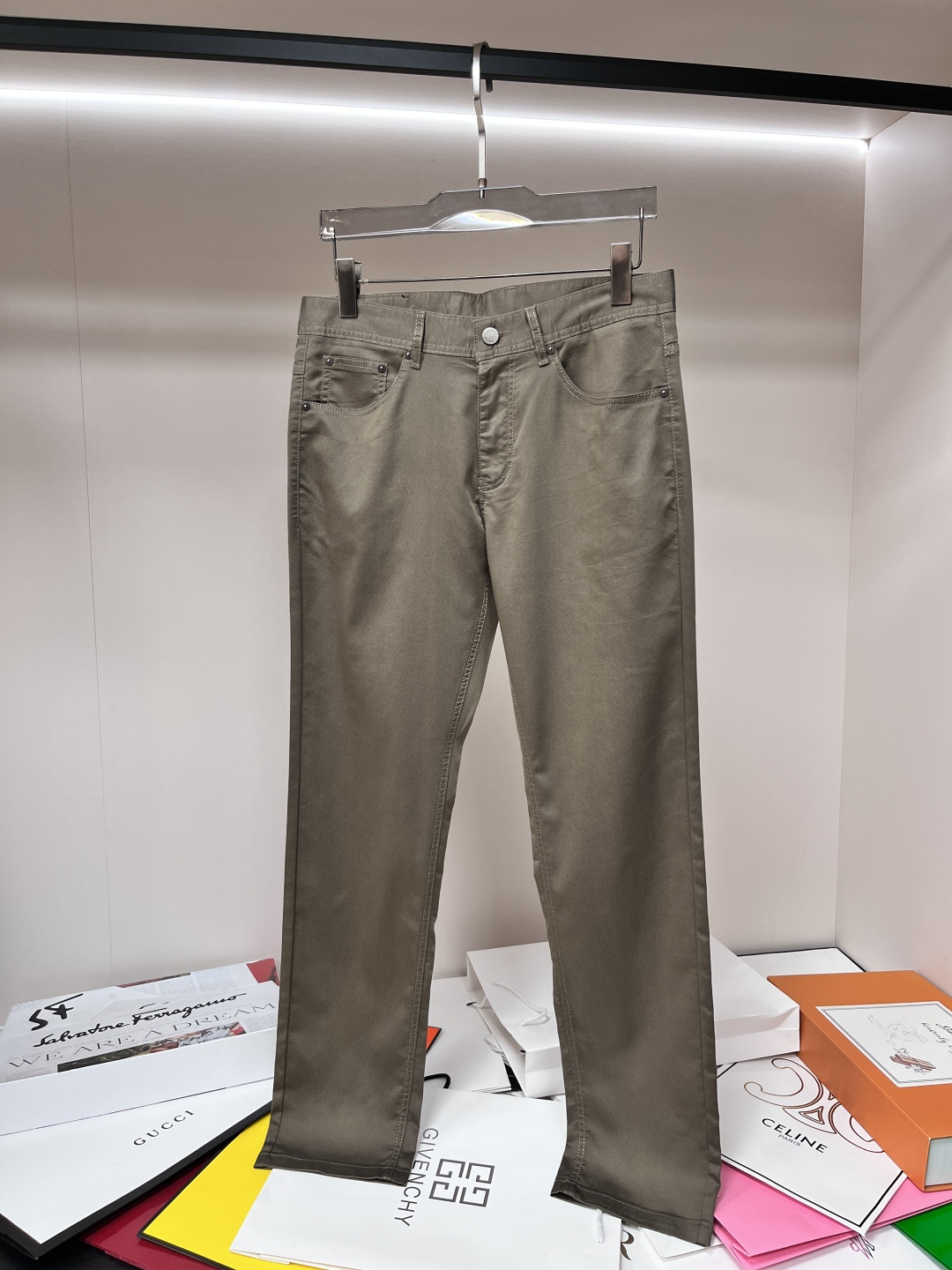 NO:141626,The main recommendation Lv is exclusively available for new donkey brand fashion casual pants, high-end European version original single pants, trendy and fashionable casual pants, high breathability and comfort, impeccable details, brand element design concept, reflecting high quality. It presents casual cut, and the upper body style is superb!  Number of codes 29-38 (no 35 37) H2025 new model first release, louis vuitton, louis vuitton, alexander wang19860909主推 Lv 独家专供新款驴牌潮男时尚休闲裤,高端欧版原单裤子,潮流时尚休闲裤子 透气舒适度高,细节无可挑剔,品牌元素设计理念,体现高品质.呈现休闲裁剪,上身版型超赞！ 码数29-38（无35 37） H2025新款首发,,louis vuitton,louis vuitton,alexander wang,Men's clothing