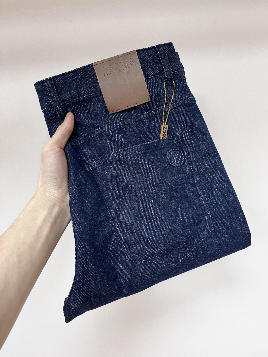 NO:141629,The main recommendation Zegna exclusively offers new styles of Zegna trendy men's fashionable casual pants, high-end European version original single pants, trendy and fashionable casual pants, breathable and comfortable, impeccable details, brand element design concept, reflecting high quality. It presents casual cut, and the upper body style is superb!  Number of codes 29-38 (no 35 37) H2025 new model first release, zegna, alexander wang19860909主推 Zegna 独家专供新款杰尼亚潮男时尚休闲裤,高端欧版原单裤子,潮流时尚休闲裤子 透气舒适度高,细节无可挑剔,品牌元素设计理念,体现高品质.呈现休闲裁剪,上身版型超赞！ 码数29-38（无35 37） H2025新款首发,,zegna,alexander wang,Men's clothing