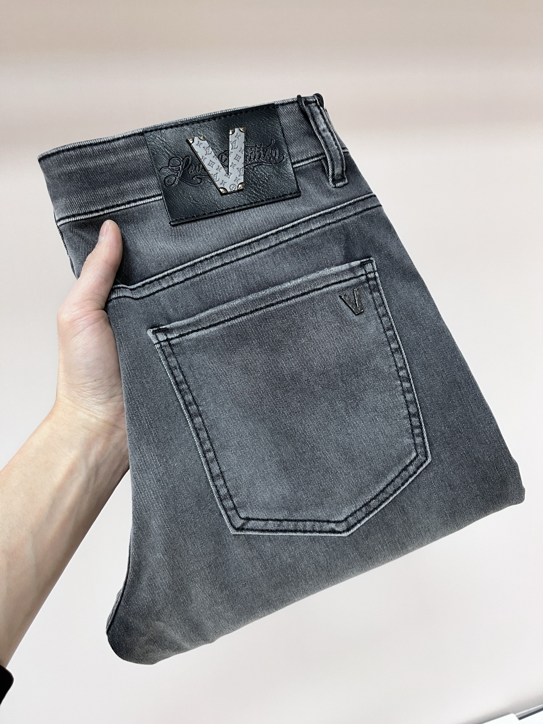 NO:141632,The main recommendation Lv is exclusively available for new donkey brand fashion casual jeans, high-end European version original single pants, trendy and fashionable casual pants. It has high breathability and comfort, impeccable details, and the brand element design concept reflects high quality. It presents casual cuts, and the upper body style is superb!  Number of codes 29-38 (no 35 37) H new model first release, louis vuitton, louis vuitton, jeans, alexander wang19860909主推 Lv 独家专供新款驴牌潮男时尚休闲牛仔裤,高端欧版原单裤子,潮流时尚休闲裤子 透气舒适度高,细节无可挑剔,品牌元素设计理念,体现高品质.呈现休闲裁剪,上身版型超赞！ 码数29-38（无35 37） H新款首发,,louis vuitton,louis vuitton,jeans,alexander wang,Men's clothing