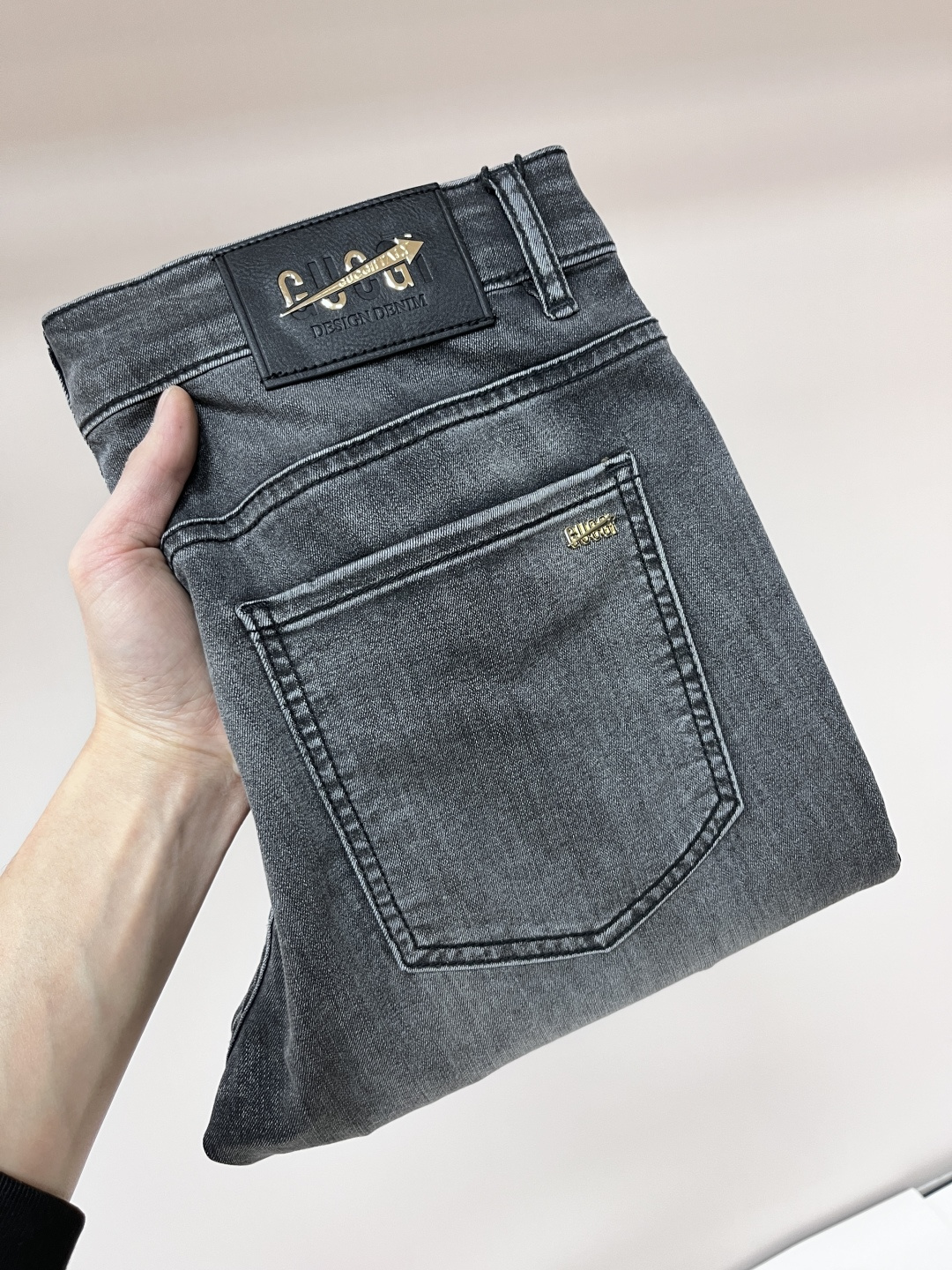 NO:141635,The main recommendation Gucci is exclusively available for new Gucci trendy men's fashionable casual jeans, high-end European version original single pants, trendy and fashionable casual pants. It has high breathability and comfort, impeccable details, and the brand element design concept reflects high quality. It presents casual cuts, and the upper body style is superb!  Number of codes 29-38 (no 35 37) H new model first release, gucci, gucci, jeans, alexander wang19860909主推 Gucci 独家专供新款古驰潮男时尚休闲牛仔裤,高端欧版原单裤子,潮流时尚休闲裤子 透气舒适度高,细节无可挑剔,品牌元素设计理念,体现高品质.呈现休闲裁剪,上身版型超赞！ 码数29-38（无35 37） H新款首发,,gucci,gucci,jeans,alexander wang,Men's clothing