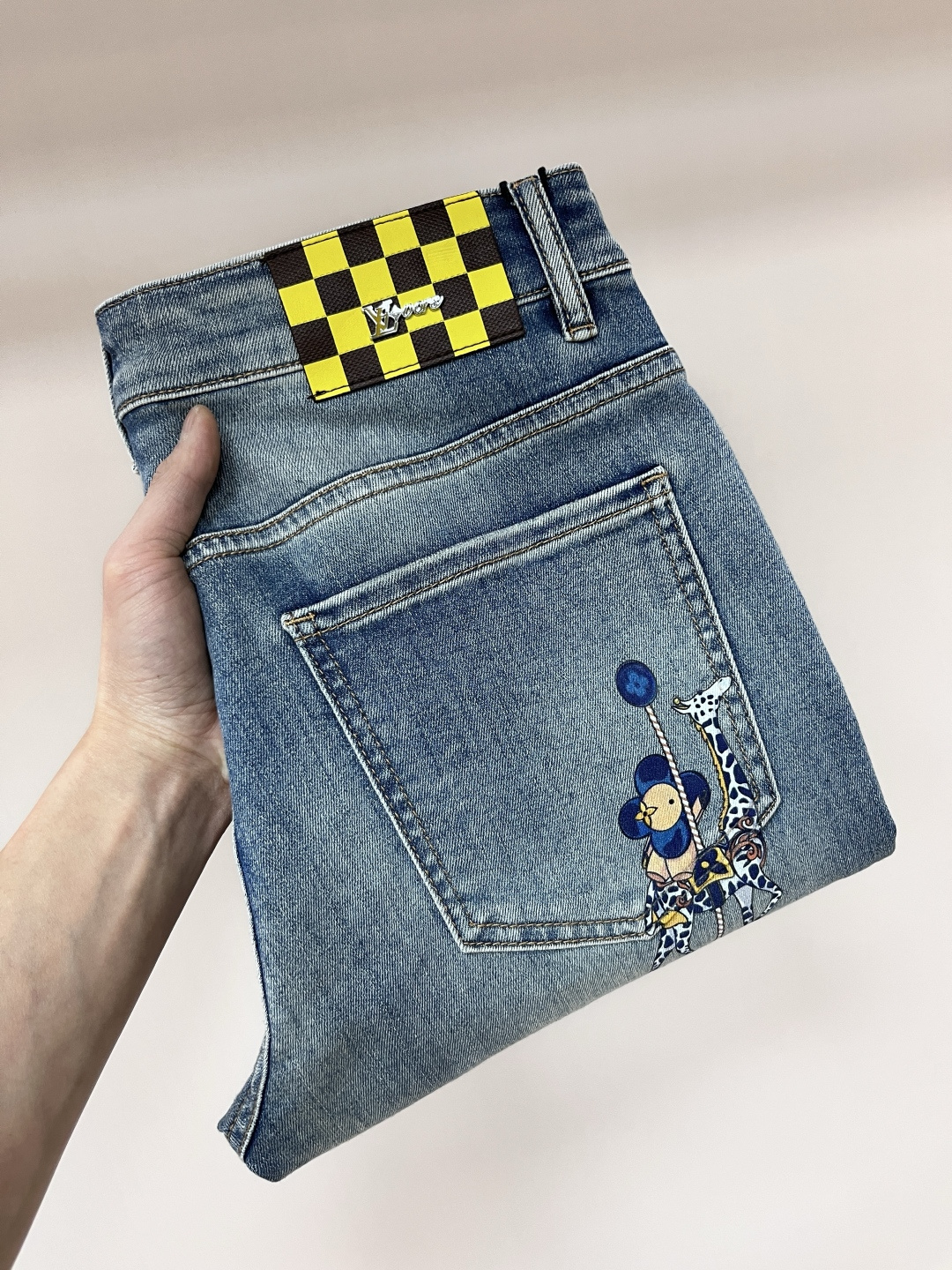 NO:141637,The main recommendation Lv is exclusively designed for new donkey brand fashion men's fashionable casual jeans, high-end European version original single pants, trendy and fashionable casual pants. It has high breathability and comfort, impeccable details, and the brand element design concept reflects high quality. It presents casual cuts, and the upper body style is superb!  Number of codes 29-38 (no 35 37) H new model first release, louis vuitton, louis vuitton, jeans, alexander wang19860909主推 Lv 独家专供新款驴牌潮男时尚休闲牛仔裤,高端欧版原单裤子,潮流时尚休闲裤子 透气舒适度高,细节无可挑剔,品牌元素设计理念,体现高品质.呈现休闲裁剪,上身版型超赞！ 码数29-38（无35 37） H新款首发,,louis vuitton,louis vuitton,jeans,alexander wang,Men's clothing