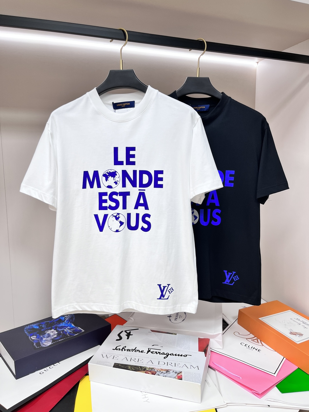 NO:141638,The main recommendation LV is exclusively designed for spring new donkey brand fashionable casual round neck short sleeves, pure cotton fabric original single craft high-end European version original single T-shirt, trendy and fashionable casual half-sleeved, breathable and comfortable, impeccable details, brand element design concept, reflecting high quality. It presents casual cut, and the upper body style is superb!  Code number Xs-XL H2025 new model first release, louis vuitton,louis vuitton,t-shirt,tees,t-shirt,alexander wang19860909主推 LV 独家专供春季新款驴牌时尚休闲圆领短袖,纯棉面料原单工艺高端欧版原单T恤,潮流时尚休闲半袖 透气舒适度高,细节无可挑剔,品牌元素设计理念,体现高品质.呈现休闲裁剪,上身版型超赞！码数Xs-XL H2025新款首发,,louis vuitton,louis vuitton,T-shirt,tees，t-shirt,alexander wang,Men's clothing