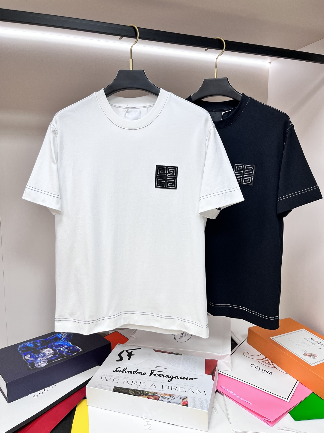 NO:141640,The main recommendation is Givenchy, exclusively exclusive for the new spring Givenchy fashion casual round neck short sleeves, pure cotton fabric original single craft high-end European version original single T-shirt, trendy and fashionable casual half-sleeved, breathable and comfortable, impeccable details, brand element design concept, reflecting high quality. It presents casual cut, and the upper body style is excellent!  Code Number Xs-XL H2025 new model first release, given , given , given , given , T-shirt, tees, t-shirt, alexander wang19860909主推 Givenchy 独家专供春季新款纪梵希时尚休闲圆领短袖,纯棉面料原单工艺高端欧版原单T恤,潮流时尚休闲半袖 透气舒适度高,细节无可挑剔,品牌元素设计理念,体现高品质.呈现休闲裁剪,上身版型超赞！码数Xs-XL H2025新款首发,,givenchy,givenchy,T-shirt,tees，t-shirt,alexander wang,Men's clothing