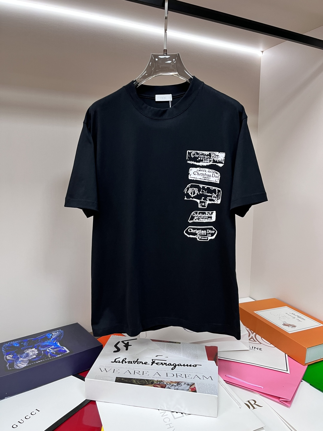 NO:141642,The main recommendation Dior is exclusively designed for the new spring model of Dior fashion casual round neck short sleeves, pure cotton fabric original single craft high-end European version original single T-shirt, trendy and fashionable casual half-sleeved, breathable and comfortable, impeccable details, brand element design concept, reflecting high quality. It presents casual cut, and the upper body style is superb!  Code number Xs-XL H2025 new model first release, dior, dior, T-shirt, tees, t-shirt, alexander wang19860909主推 Dior 独家专供春季新款迪奥时尚休闲圆领短袖,纯棉面料原单工艺高端欧版原单T恤,潮流时尚休闲半袖 透气舒适度高,细节无可挑剔,品牌元素设计理念,体现高品质.呈现休闲裁剪,上身版型超赞！码数Xs-XL H2025新款首发,,dior,dior,T-shirt,tees，t-shirt,alexander wang,Men's clothing