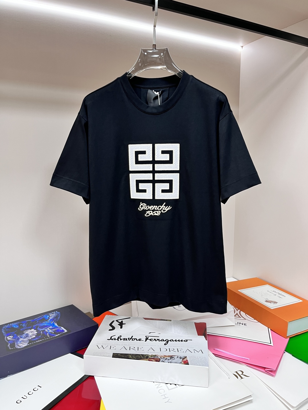 NO:141646,The main recommendation is Givenchy, exclusively exclusive for the new spring Givenchy fashion casual round neck short sleeves, pure cotton fabric original single craft high-end European version original single T-shirt, trendy and fashionable casual half-sleeved, breathable and comfortable, impeccable details, brand element design concept, reflecting high quality. It presents casual cut, and the upper body style is excellent!  Code Number Xs-XL H2025 new model first release, given , given , given , given , T-shirt, tees, t-shirt, alexander wang19860909主推 Givenchy 独家专供春季新款纪梵希时尚休闲圆领短袖,纯棉面料原单工艺高端欧版原单T恤,潮流时尚休闲半袖 透气舒适度高,细节无可挑剔,品牌元素设计理念,体现高品质.呈现休闲裁剪,上身版型超赞！码数Xs-XL H2025新款首发,,givenchy,givenchy,T-shirt,tees，t-shirt,alexander wang,Men's clothing