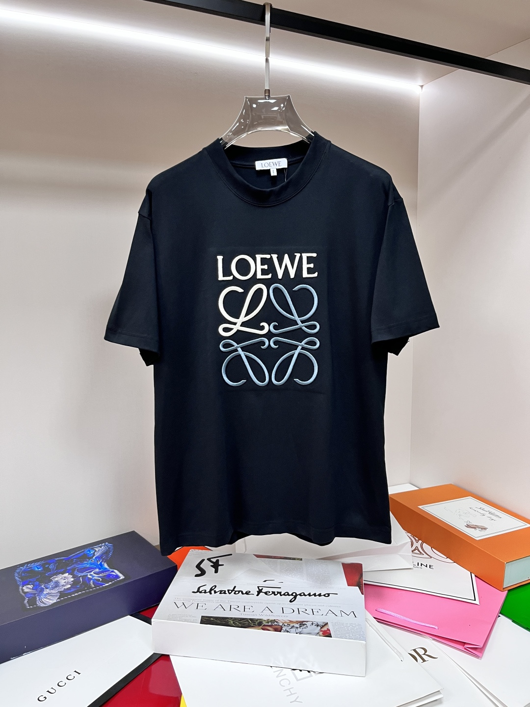 NO:141648,The main recommendation is Loewe. It is exclusively designed for the new spring style of Loewe, the original single craft of pure cotton fabric, the original single European version of the original single T-shirt, the fashionable and casual half-sleeved, the breathable and comfortable, the details are impeccable, the brand element design concept reflects high quality. It presents casual cut, and the upper body style is superb!  Code Number Xs-XL H2025 new model first release, loewe, loewe, T-shirt, tees, t-shirt, alexander wang19860909主推 Loewe 独家专供春季新款罗意威时尚休闲圆领短袖,纯棉面料原单工艺高端欧版原单T恤,潮流时尚休闲半袖 透气舒适度高,细节无可挑剔,品牌元素设计理念,体现高品质.呈现休闲裁剪,上身版型超赞！码数Xs-XL H2025新款首发,,loewe,loewe,T-shirt,tees，t-shirt,alexander wang,Men's clothing