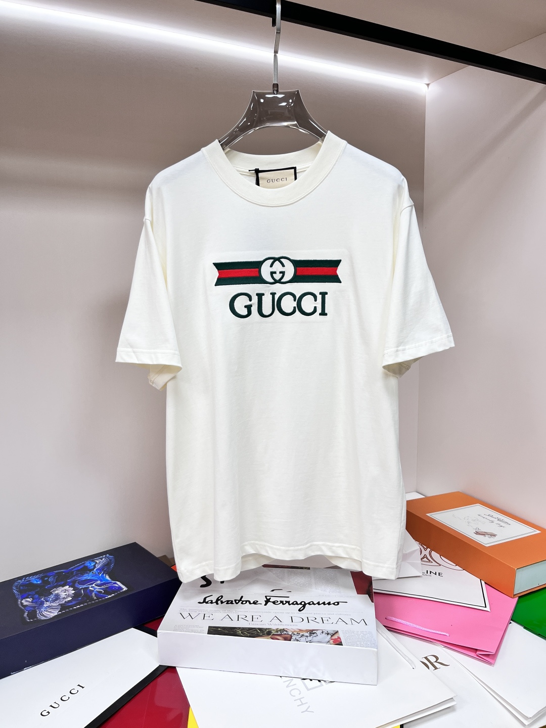 NO:141650,The main recommendation Gucci is exclusively designed for the new spring Gucci fashion casual round neck short sleeves, pure cotton fabric original single craft high-end European version original single T-shirt, trendy and fashionable casual half-sleeved, breathable and comfortable, impeccable details, brand element design concept, reflecting high quality. It presents casual cut, and the upper body style is superb!  Code number Xs-XL H2025 new model first release, gucci, gucci, T-shirt, tees, t-shirt, alexander wang19860909主推 Gucci 独家专供春季新款古驰时尚休闲圆领短袖,纯棉面料原单工艺高端欧版原单T恤,潮流时尚休闲半袖 透气舒适度高,细节无可挑剔,品牌元素设计理念,体现高品质.呈现休闲裁剪,上身版型超赞！码数Xs-XL H2025新款首发,,gucci,gucci,T-shirt,tees，t-shirt,alexander wang,Men's clothing