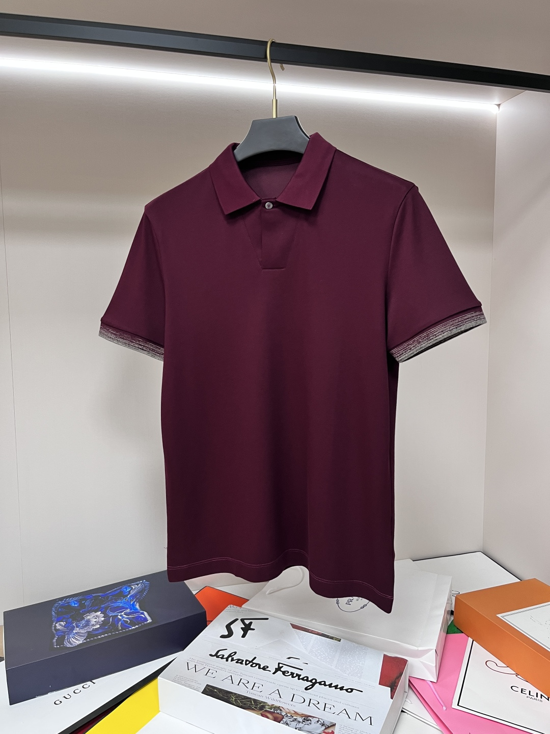 NO:141652,The main recommendation is LP exclusively for the new autumn LP fashion casual lapel short sleeves, mulberry silk fabric with foot-starting craftsmanship!  High-end needle embroidery, high-end European version original single T-shirt, trendy and fashionable casual half-sleeved, breathable and comfortable, impeccable details, brand element design concept, reflecting high quality. It presents casual cut, and the upper body style is superb!  Code Number M-3XL H2025 new model first release, loro piana, T-shirt,tees, t-shirt,alexander wang19860909主推 LP 独家专供秋季新款LP时尚休闲翻领短袖,桑蚕丝面料搭配起脚工艺！高级密针刺绣、高端欧版原单T恤,潮流时尚休闲半袖 透气舒适度高,细节无可挑剔,品牌元素设计理念,体现高品质.呈现休闲裁剪,上身版型超赞！ 码数M-3XL H2025新款首发,,loro piana,T-shirt,tees，t-shirt,alexander wang,Men's clothing