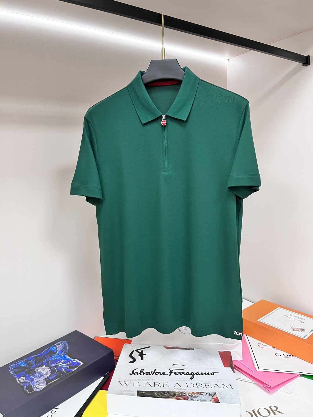 NO:141654,The main recommendation is Kiton exclusively for new autumn fashion casual lapel short sleeves, mulberry silk fabric with foot-starting craftsmanship!  High-end needle embroidery, high-end European version original single T-shirt, trendy and fashionable casual half-sleeved, breathable and comfortable, impeccable details, brand element design concept, reflecting high quality. It presents casual cut, and the upper body style is superb!  Code Number M-3XL H2025 new model first release, T-shirt,tees,t-shirt,alexander wang19860909主推 Kiton 独家专供秋季新款时尚休闲翻领短袖,桑蚕丝面料搭配起脚工艺！高级密针刺绣、高端欧版原单T恤,潮流时尚休闲半袖 透气舒适度高,细节无可挑剔,品牌元素设计理念,体现高品质.呈现休闲裁剪,上身版型超赞！ 码数M-3XL H2025新款首发,,T-shirt,tees，t-shirt,alexander wang,Men's clothing