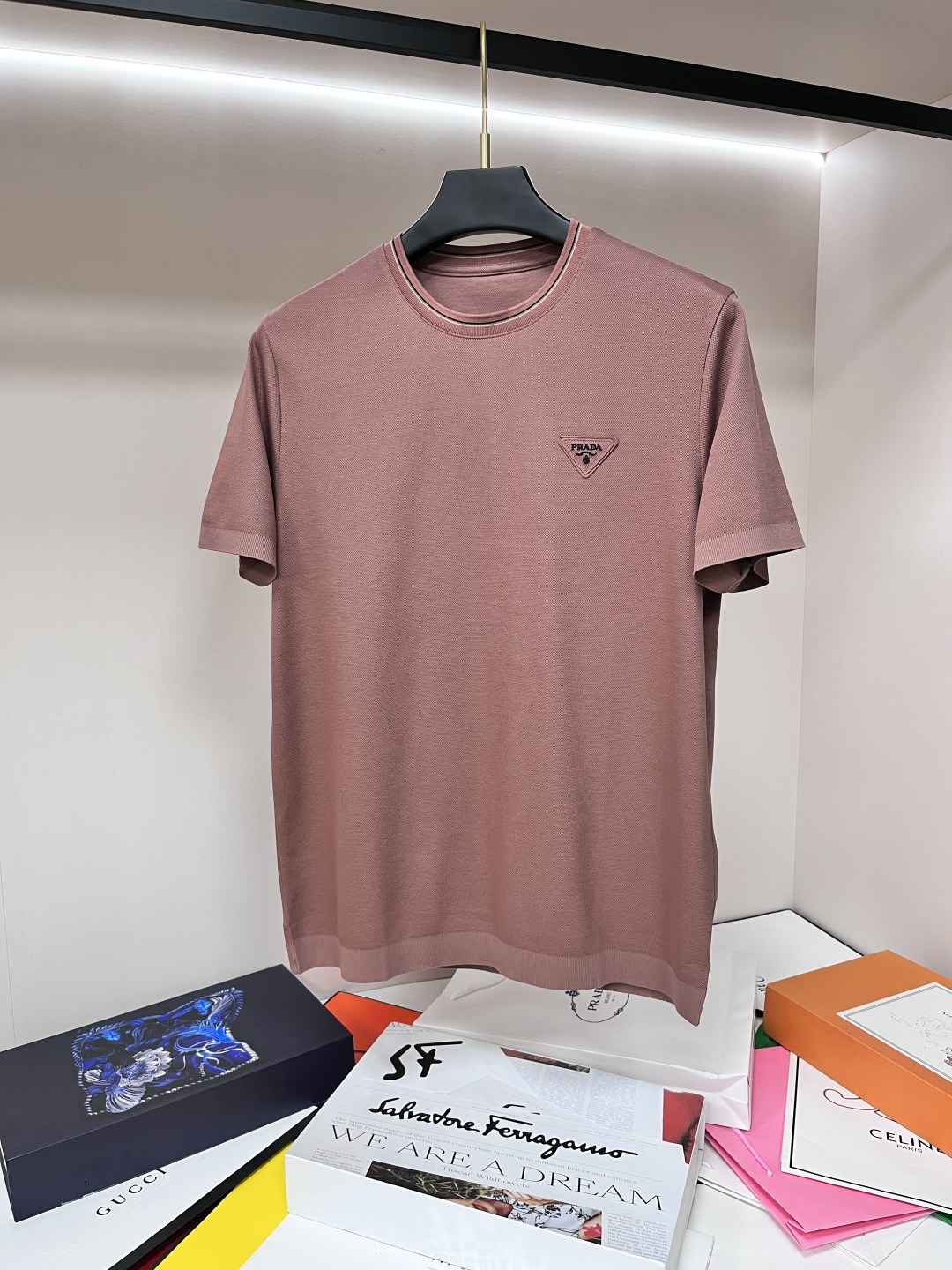 NO:141656,The main recommendation is Kiton exclusively for the new autumn style of fashion and casual round neck short sleeves, mulberry silk fabric with foot-starting craftsmanship!  High-end needle embroidery, high-end European version original single T-shirt, trendy and fashionable casual half-sleeved, breathable and comfortable, impeccable details, brand element design concept, reflecting high quality. It presents casual cut, and the upper body style is superb!  Code Number M-3XL H2025 new model first release, T-shirt,tees,t-shirt,alexander wang19860909主推 Kiton 独家专供秋季新款时尚休闲圆领短袖,桑蚕丝面料搭配起脚工艺！高级密针刺绣、高端欧版原单T恤,潮流时尚休闲半袖 透气舒适度高,细节无可挑剔,品牌元素设计理念,体现高品质.呈现休闲裁剪,上身版型超赞！ 码数M-3XL H2025新款首发,,T-shirt,tees，t-shirt,alexander wang,Men's clothing