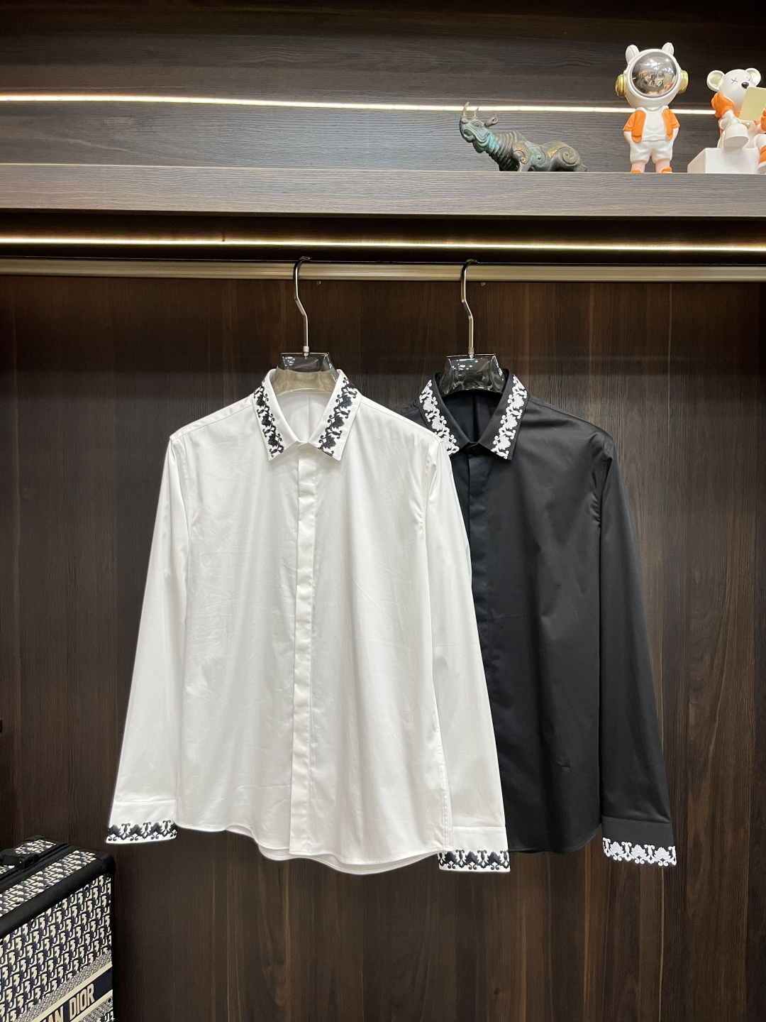 NO:141641,The main recommendation Versace is the latest men's essential shirt for counter, natural cotton, comfortable and breathable, original single product, original fabric, soft and comfortable, high-end and luxurious, enough style, this shirt is proud to make you satisfied and face! Size 38-40-42-44-46-48 2 colors of black and white, new H2025, new model first, versace, versace, shirts, alexander wang19860909主推 Versace 范思哲 专柜最新款男士必备款衬衫,天然棉,舒服透气,原单狠货,原版面料,柔软舒适,上身高端又奢华,足够场面的档次,这款衬衫无不骄傲的让你满意有面子! 尺码38-40-42-44-46-48 黑白2色 H2025新款首发,,versace,versace,shirts,alexander wang,Men's clothing