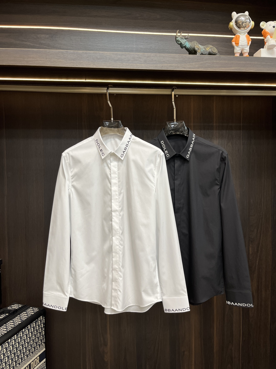 NO:141645,The latest men's essential shirts for D&G counters are natural cotton, comfortable and breathable, original single product, original fabric, soft and comfortable, high-end and luxurious, enough to have a sufficiently scene-like grade, this shirt is proud to make you satisfied and face! Size 38-40-42-44-46-48 Black and white 2 colors H2025 new model debut, Dolce&Gabbana,shirts,alexander wang19860909主推 D&G 专柜最新款男士必备款衬衫,天然棉,舒服透气,原单狠货,原版面料,柔软舒适,上身高端又奢华,足够场面的档次,这款衬衫无不骄傲的让你满意有面子! 尺码38-40-42-44-46-48 黑白2色 H2025新款首发,,Dolce&Gabbana,shirts,alexander wang,Men's clothing