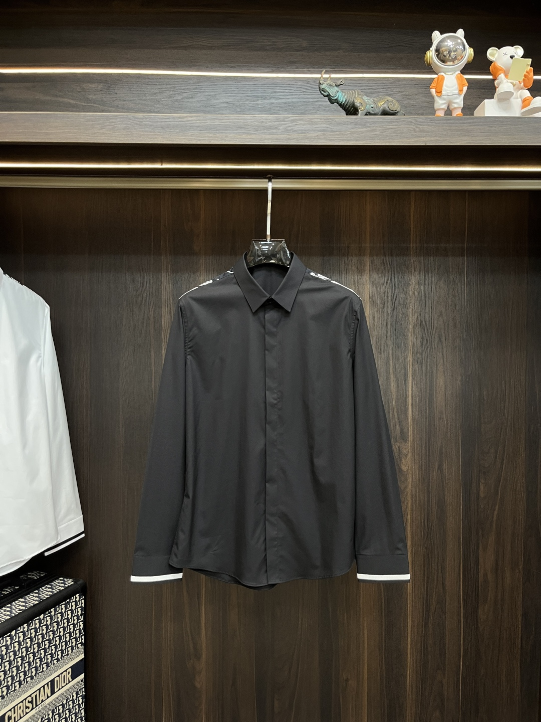 NO:594860,Mainly recommend Versace Versace counter's latest men's essential shirt, natural cotton, comfortable and breathable, original goods, original fabric, soft and comfortable, high-end and luxurious upper body, enough grade for the scene, this shirt will make you proud and satisfied! Size 38-40-42-44-46-48 black and white 2 colors H new release,,versace,versace,shirts,alexander wang19860909主推 Versace 范思哲 专柜最新款男士必备款衬衫,天然棉,舒服透气,原单狠货,原版面料,柔软舒适,上身高端又奢华,足够场面的档次,这款衬衫无不骄傲的让你满意有面子! 尺码38-40-42-44-46-48 黑白2色 H新款首发,,versace,versace,shirts,alexander wang,Men's clothing