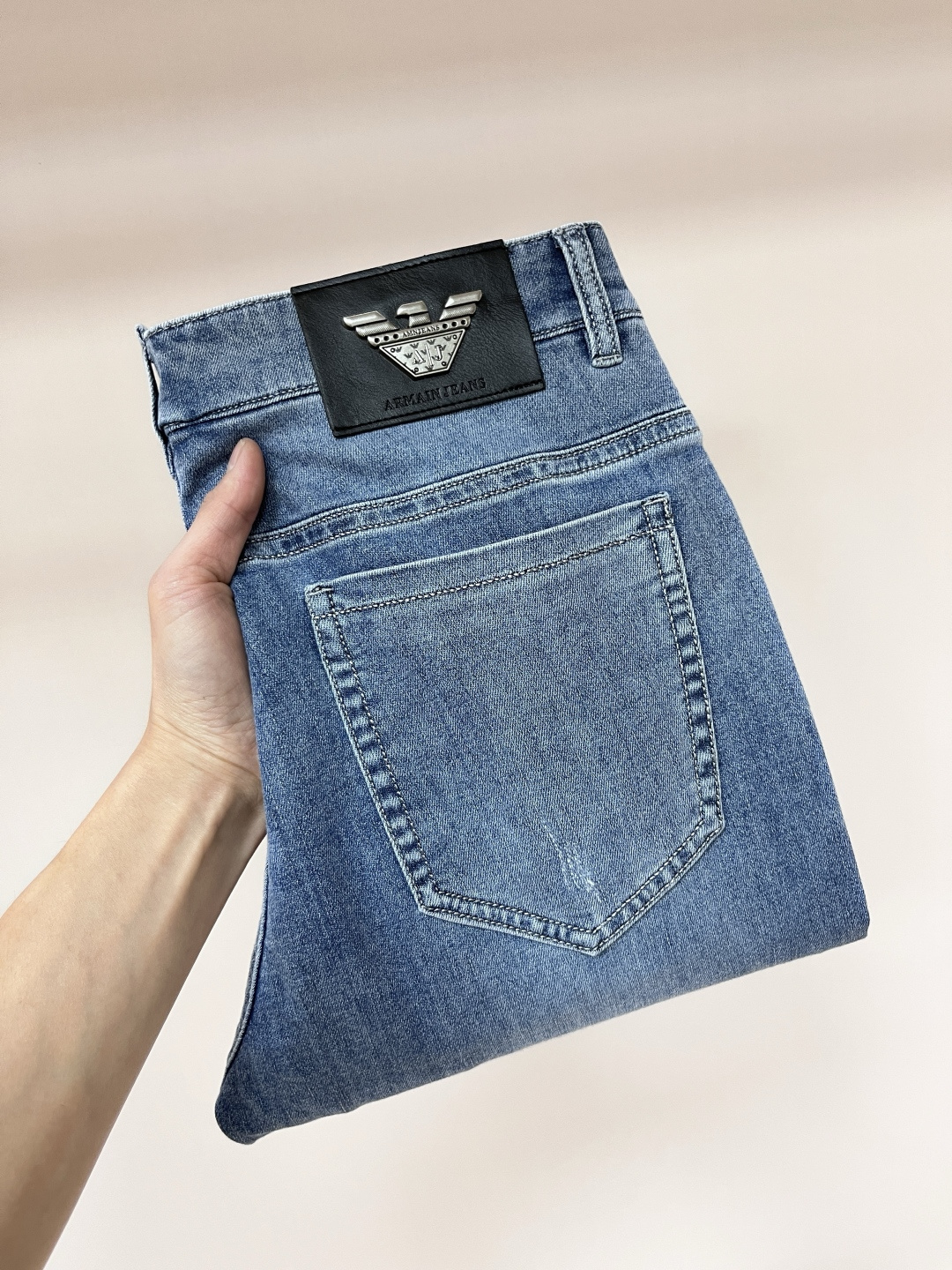 NO:141653,The main recommendation is Armani 2025 spring exclusively for new Armani trendy men's fashionable casual jeans, new spring pants, high-end European version original single trendy fashionable casual trousers, high breathability and comfort, impeccable details, brand element design concept, reflecting high quality. It presents casual cut, and the upper body style is superb!  Number of codes 29-38 H2025 new model first release, Armani, Armani, Jeans, Alexander wang19860909主推 Armani 2025春季独家专供新款阿玛尼潮男时尚休闲牛仔裤,春季新款裤子 高端欧版原单潮流时尚休闲裤子 透气舒适度高,细节无可挑剔,品牌元素设计理念,体现高品质.呈现休闲裁剪,上身版型超赞！ 码数29-38 H2025新款首发,,armani,armani,jeans,alexander wang,Men's clothing