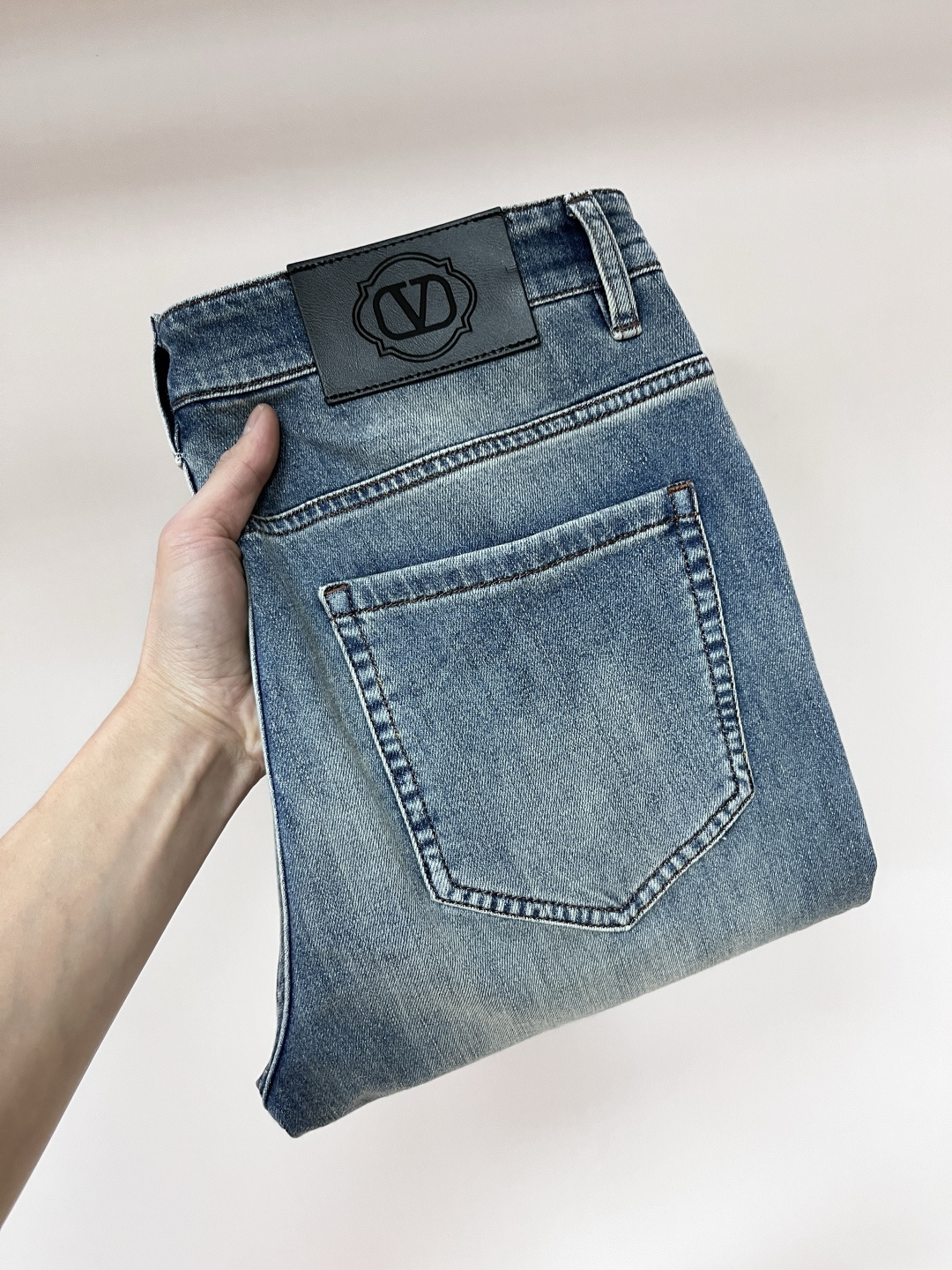 NO:141655,Main recommendation Valentino is exclusively available for new trendy men's fashionable casual jeans in spring 2025, new spring pants, high-end European version original single trendy fashionable casual trousers, high breathability and comfort, impeccable details, brand element design concept, reflecting high quality. It presents casual cut, and the upper body style is excellent!  Number of codes 29-38 H2025 new model first release, valentino, jeans, alexander wang19860909主推 华伦天奴 2025春季独家专供新款潮男时尚休闲牛仔裤,春季新款裤子 高端欧版原单潮流时尚休闲裤子 透气舒适度高,细节无可挑剔,品牌元素设计理念,体现高品质.呈现休闲裁剪,上身版型超赞！ 码数29-38 H2025新款首发,,valentino,jeans,alexander wang,Men's clothing